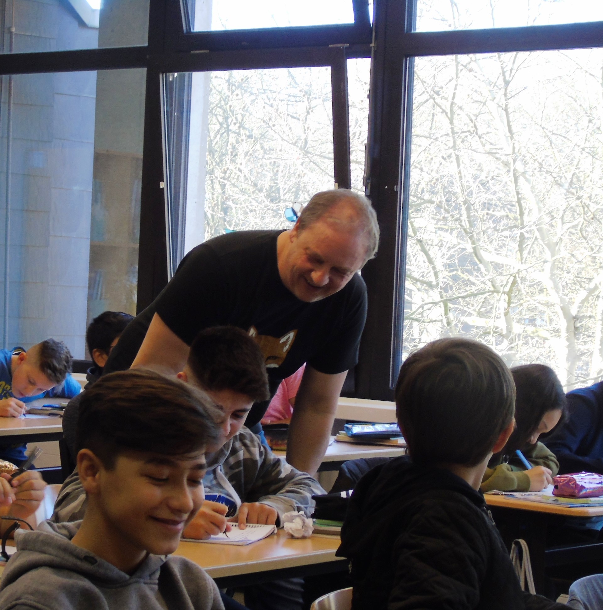Der Kinder- und Jugendbuchautor Manfed Theisen führte die Schüler der Hamborner Leibniz-Gesamtschule in die „Geheimnisse“ literarischer Texte ein. Fotos: GS Leibniz