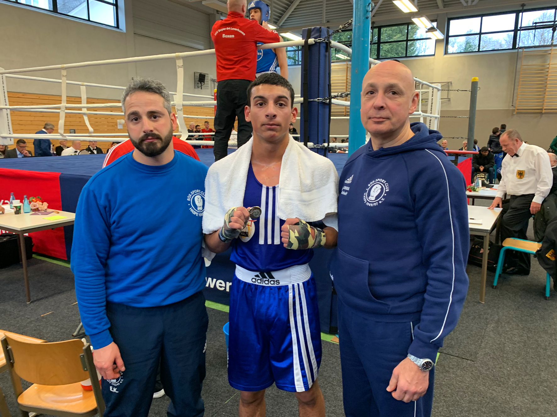 Auf dem Bild freuen sich Jugendwart und Coach Esat Kösemihaloglu, Vize Landesmeister NRW Aleks Georgiev und Coach Raul Fernández über die Erfolge.