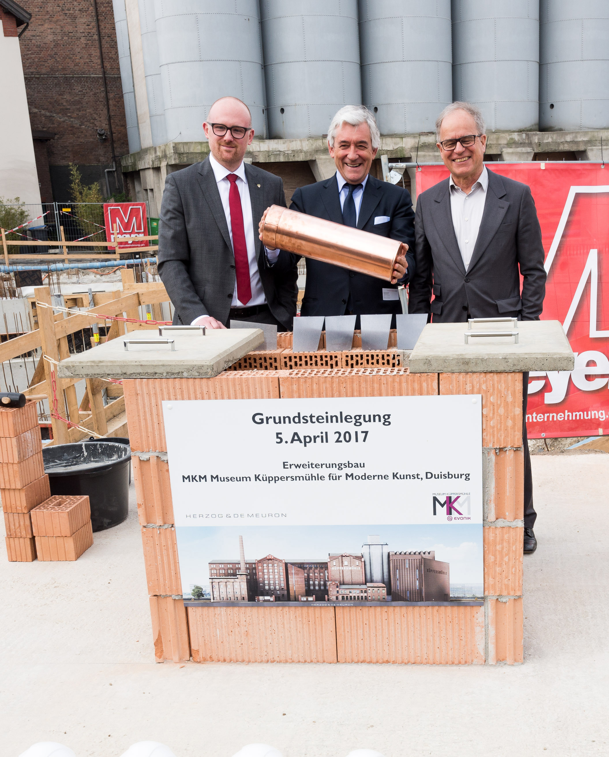 OB Sören Link, Museumsdirektor Walter Smerling und Architekt Pierre de Meuron (Herzog & de Meuron) bei der Grundsteinlegung für den Anbau des MKM Museum Küppersmühle für Moderne Kunst.