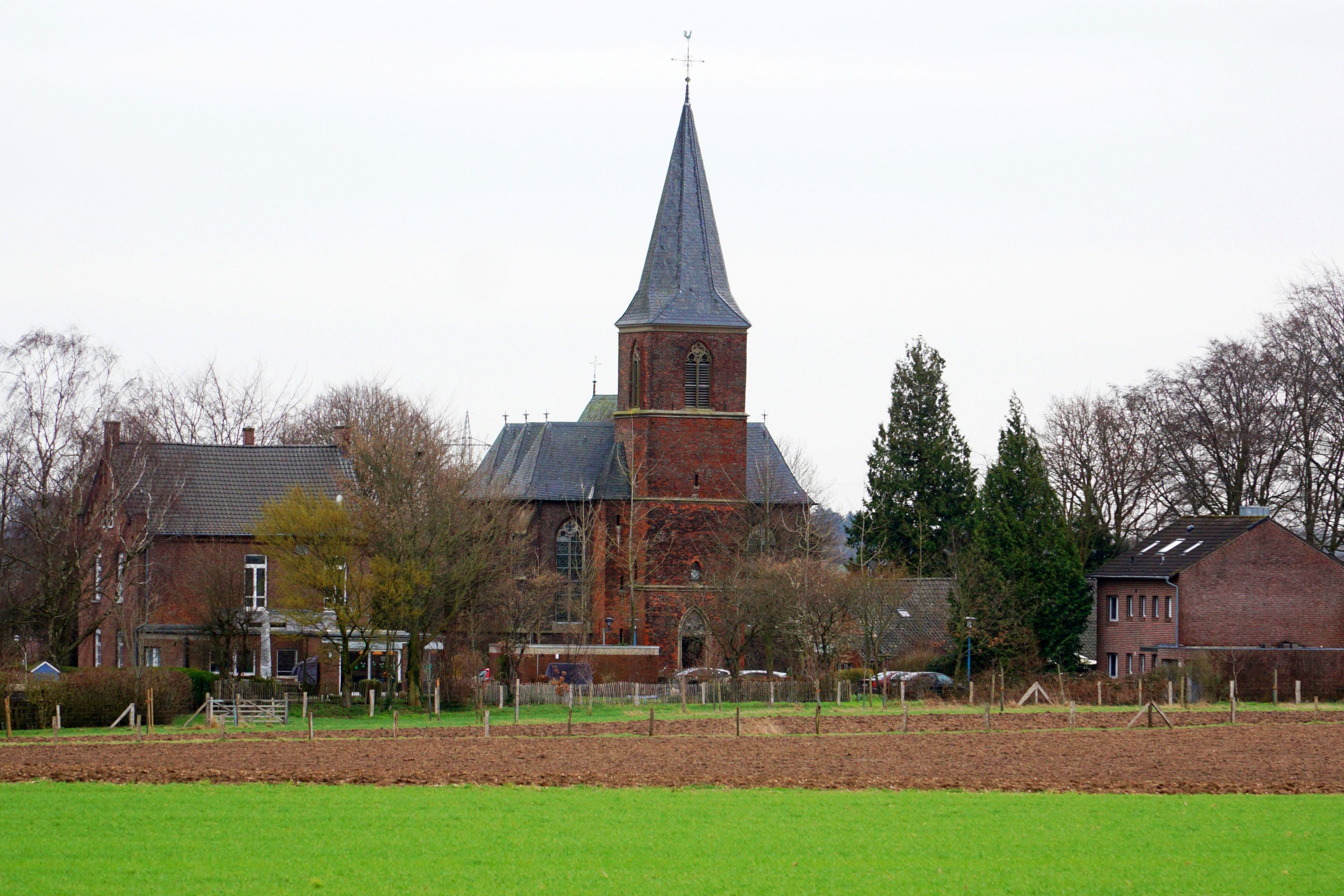 Dringende Sanierungsarbeiten stehen an der alten Kirche in Hau an. Da wollen engagierte Bürger gerne mit anpacken. Für das vor 641 Jahren geweihte Gotteshaus soll ein Förderverein gegründet werden.