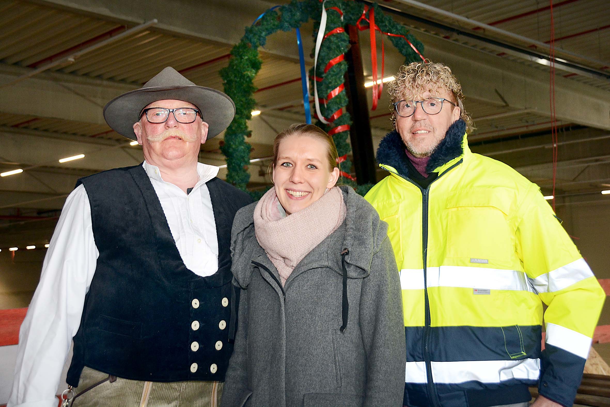 Beim Richtfest des zweiten Bauabschnitts von Lager und Logistikfläche der Firma TST - Trans Service Team an der Gneisenauallee 20 in Derne (v.l.n.r.): Hauchbau-Polier Hannes Roosmann von der Baufirma Köster, Stefanie Viße, Leiterin Customer Service Logistik bei Felix (Intersnack) und TST-Geschäftsführer Frank Schmidt.