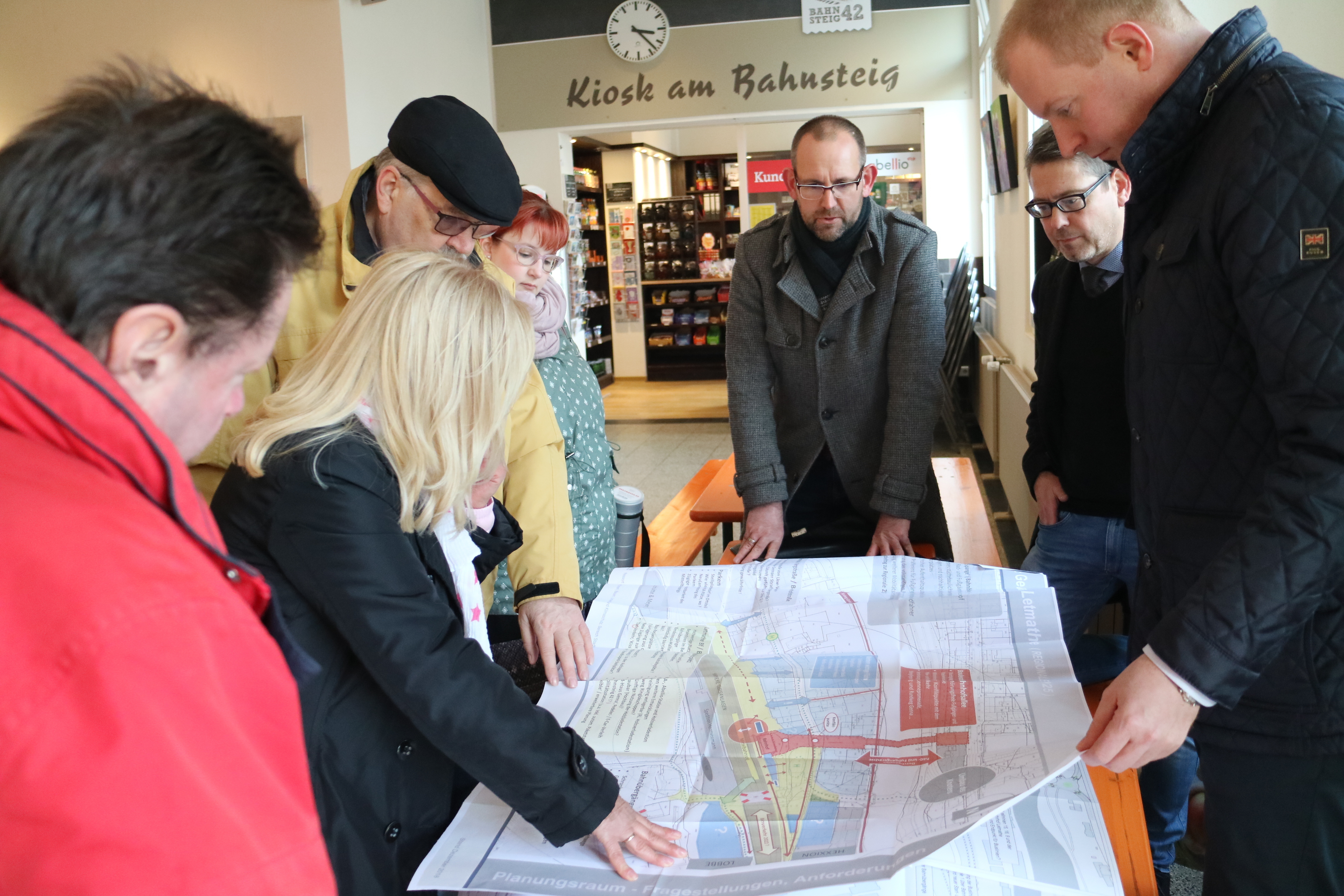 Stadtbaurat Thorsten Grote (hinten Mitte) erläuterte auf einem CDU-Ortstermin die Zeitpläne für diverse Verkehrsprojekte an der Lenne. Foto: Goor