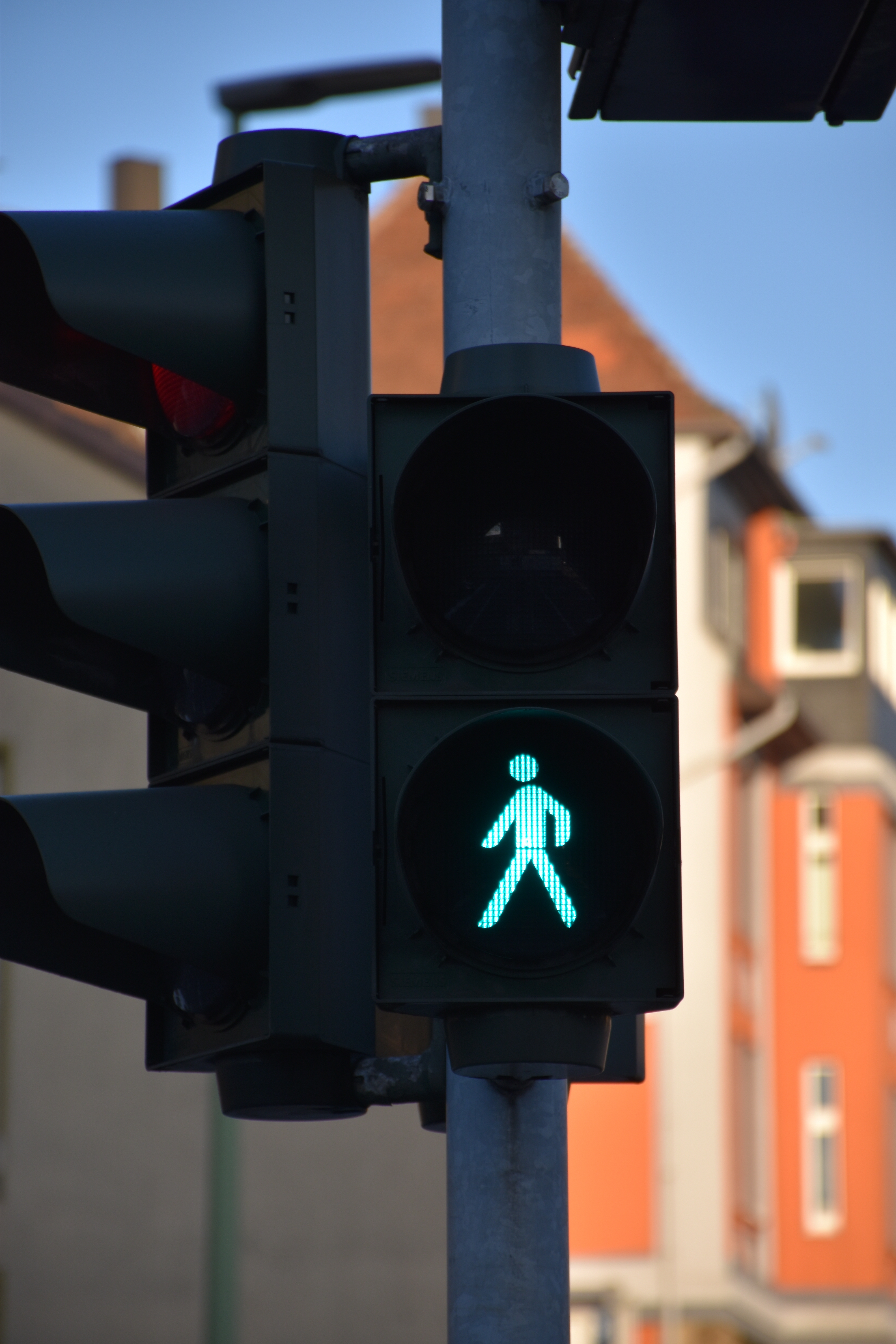 Trotz grüner Fußgängerampel ist ein 19-jähriger beim Überqueren der Straße in Hagen angefahren und verletzt worden.