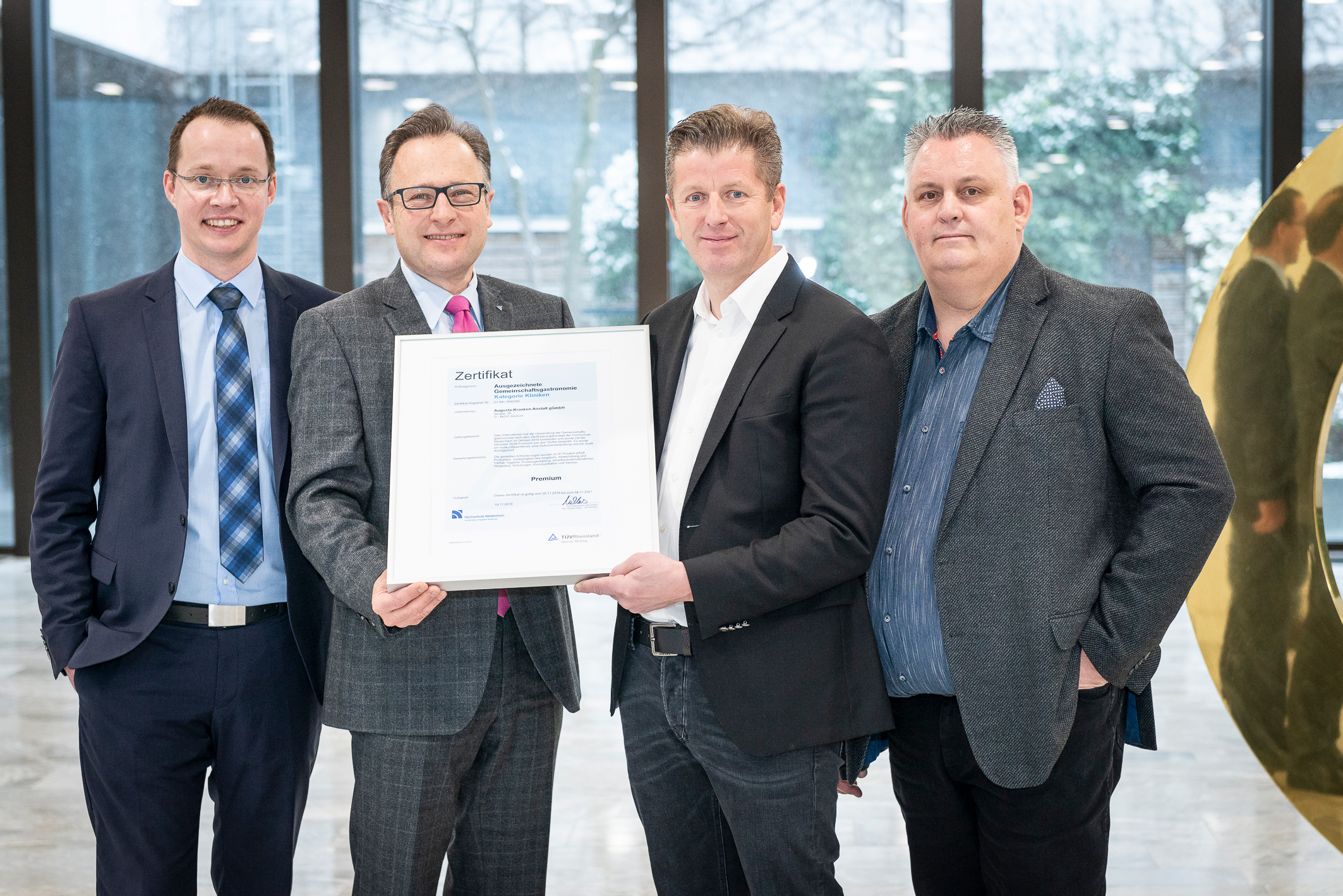 Im Bild (von links) Manuel Potthoff, Auditor bei TÜV Rheinland, Volker Arzbach, Regional Segment Manager bei TÜV Rheinland, Ralf Meyer (Chef de Cuisine Augusta) und Sous-Chef Ansgar Iding. Foto: TÜV Rheinland - Ralf Bille