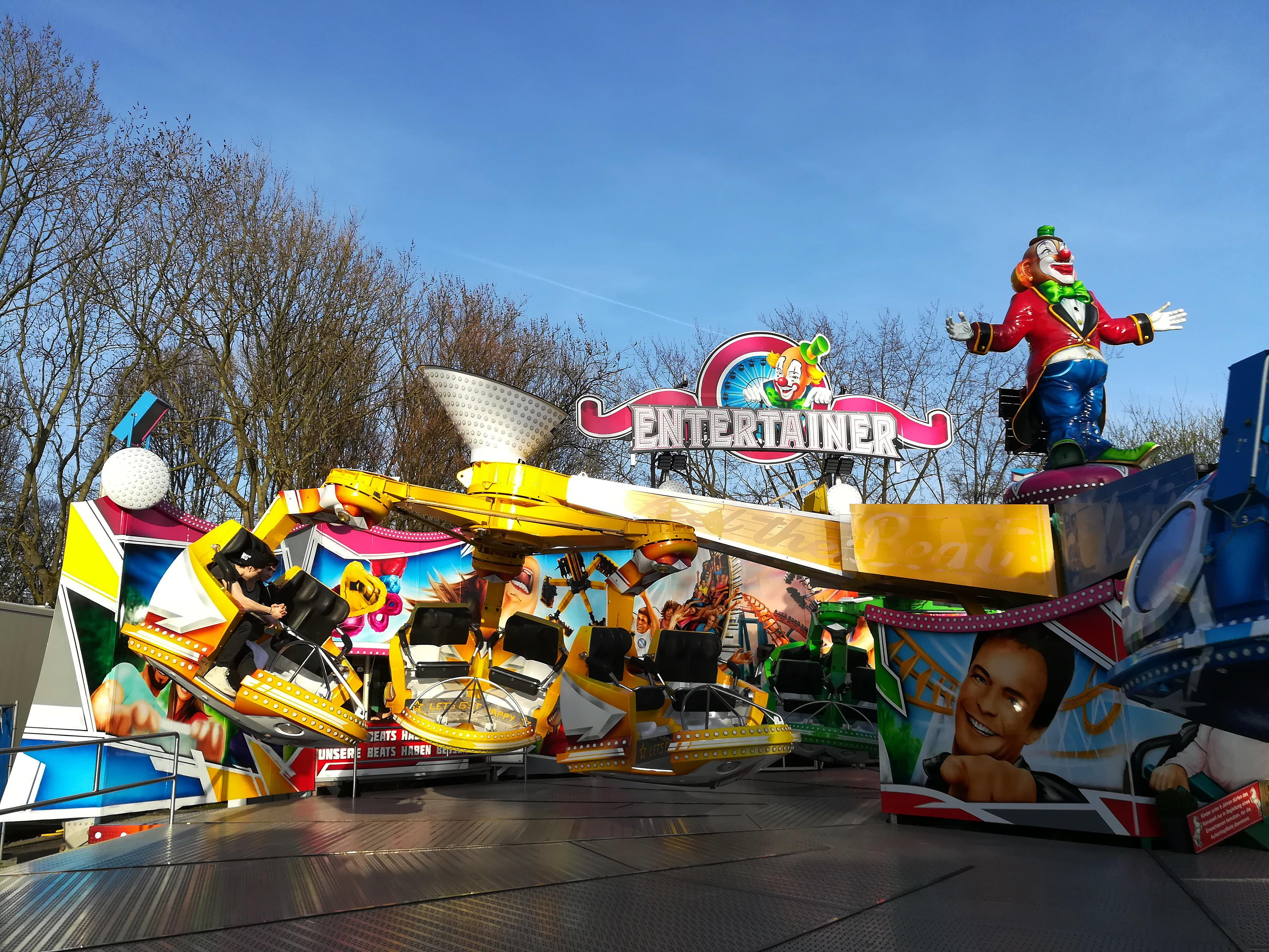 Es geht rund auf dem Fredenbaumplatz. Neben dem "Entertainer" sind auch viele andere Fahrgeschäfte vom 13. bis 28. April auf der Dortmunder Osterkirmes 2019 zu Gast.
Die folgende Bildergalerie zeigt, welche Karussells Ostern in Dortmund gastieren.