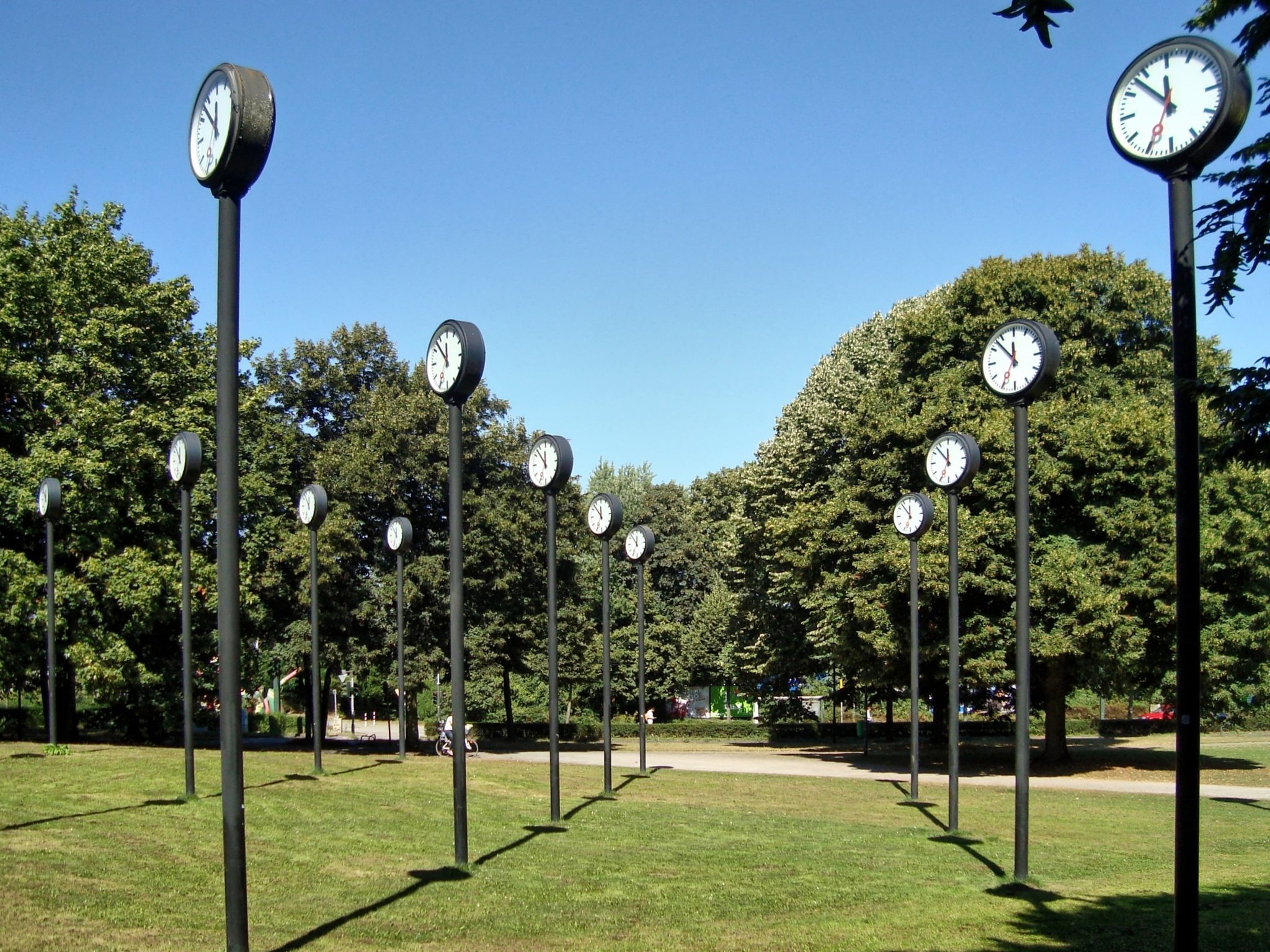 Der wohl bekannteste Eingang zum Volksgarten: die Uhreninstallation von Klaus Rinke am Nordeingang