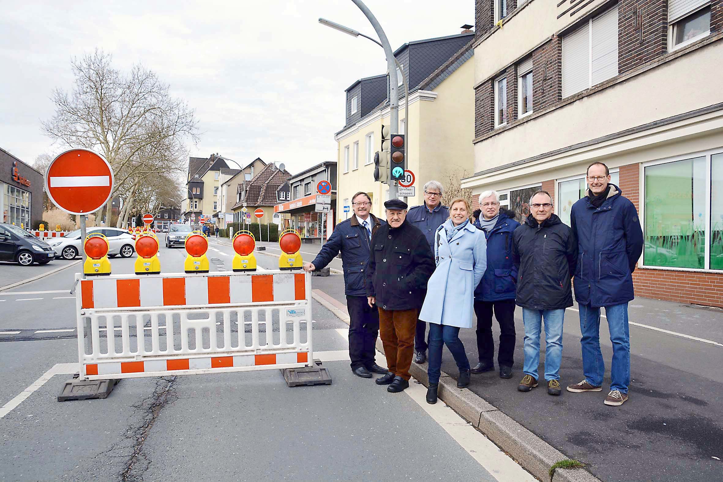 Dortmunds Tiefbauamtsleiterin Sylvia Uehlendahl (4.v.l.), Scharnhorsts Bezirksbürgermeister Heinz Pasterny (2.v.l., SPD) und weitere Vertreter von Lokalpolitik und Verwaltung - darunter auch SPD-Ratsvertreter Rüdiger Schmidt (l.) - machten sich heute (12.3.) Morgen vor Ort an der Altenderner Straße ein Bild von der Einrichtung der Baustelle. Am Mittwoch (13.3.) soll es dann mit den eigentlichen Bauarbeiten losgehen.