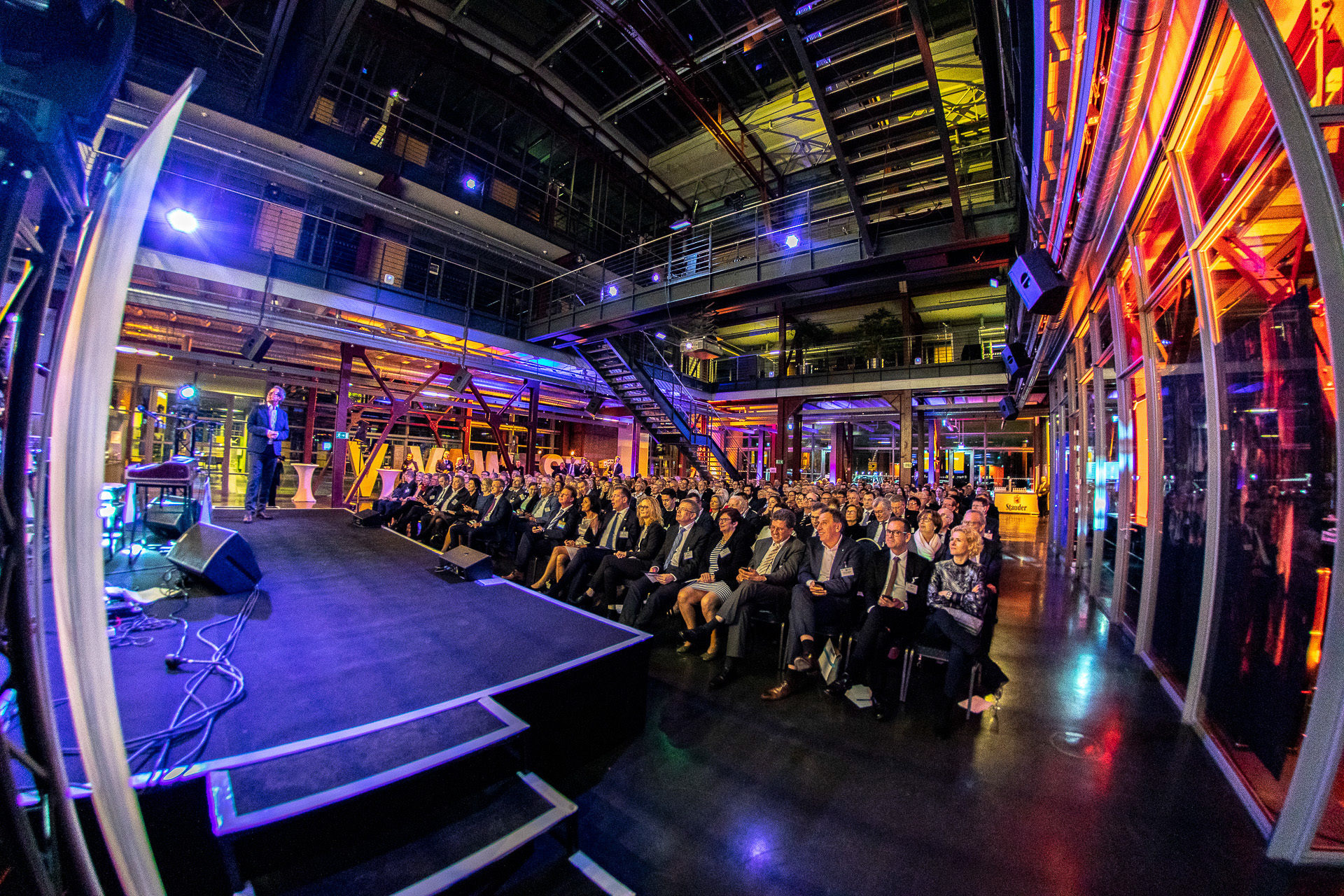 Die Eingangshalle der Vivawest-Zentrale im alten Gebäude der Zeche Nordstern war wieder einmal der Austragungsort einer Gala der Wirtschaftsinitiative Gelsenkirchen. Foto: Gerd Kaemper