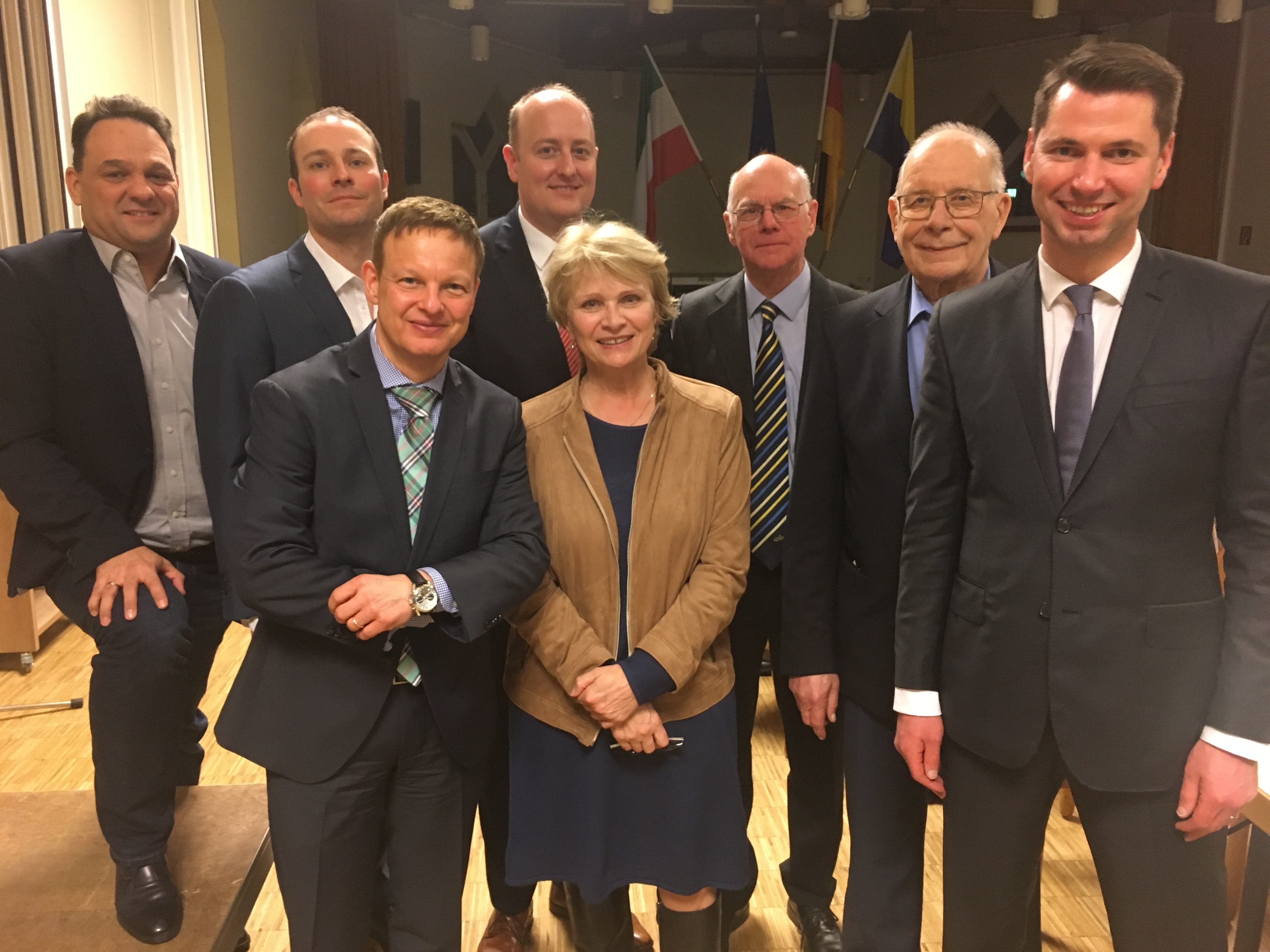 Norbert Lammert (3. v.r.) im Kreis der Gastgeber (v.l.): Thomas Ziegler, Jochen Becker, Ratsherr Dirk Kalweit, MdB und Kreisverbandschef Matthias Hauer, Ratsfrau Walburga Isenmann, Manfred Kuhmichel (Bezirksbürgermeister und Vorsitzender der CDU Ruhrhalbinsel) sowie MdL Fabian Schrumpf (Chef CDU Heisingen). Foto: CDU