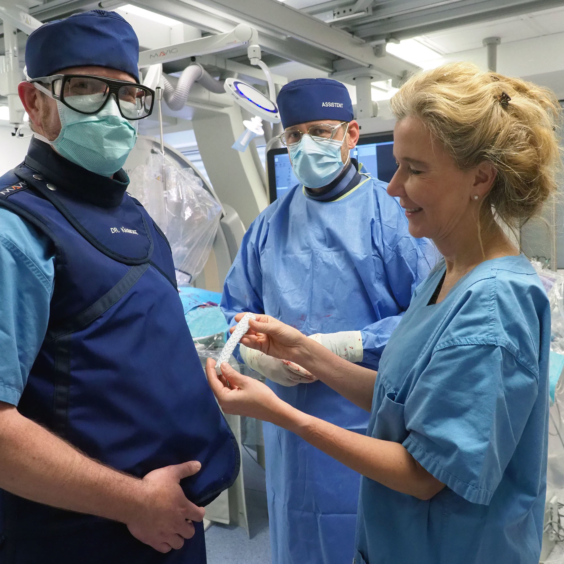 Chefärztin Prof. Birgit Hailer, Oberarzt Dr. Matthias Käunicke und Oberarzt Dr. Oliver Klein-Wiele (Mitte) präsentieren einen Stent. In einer solchen Größe wird die Gefäßstütze allerdings in der Beinaterie verwendet.