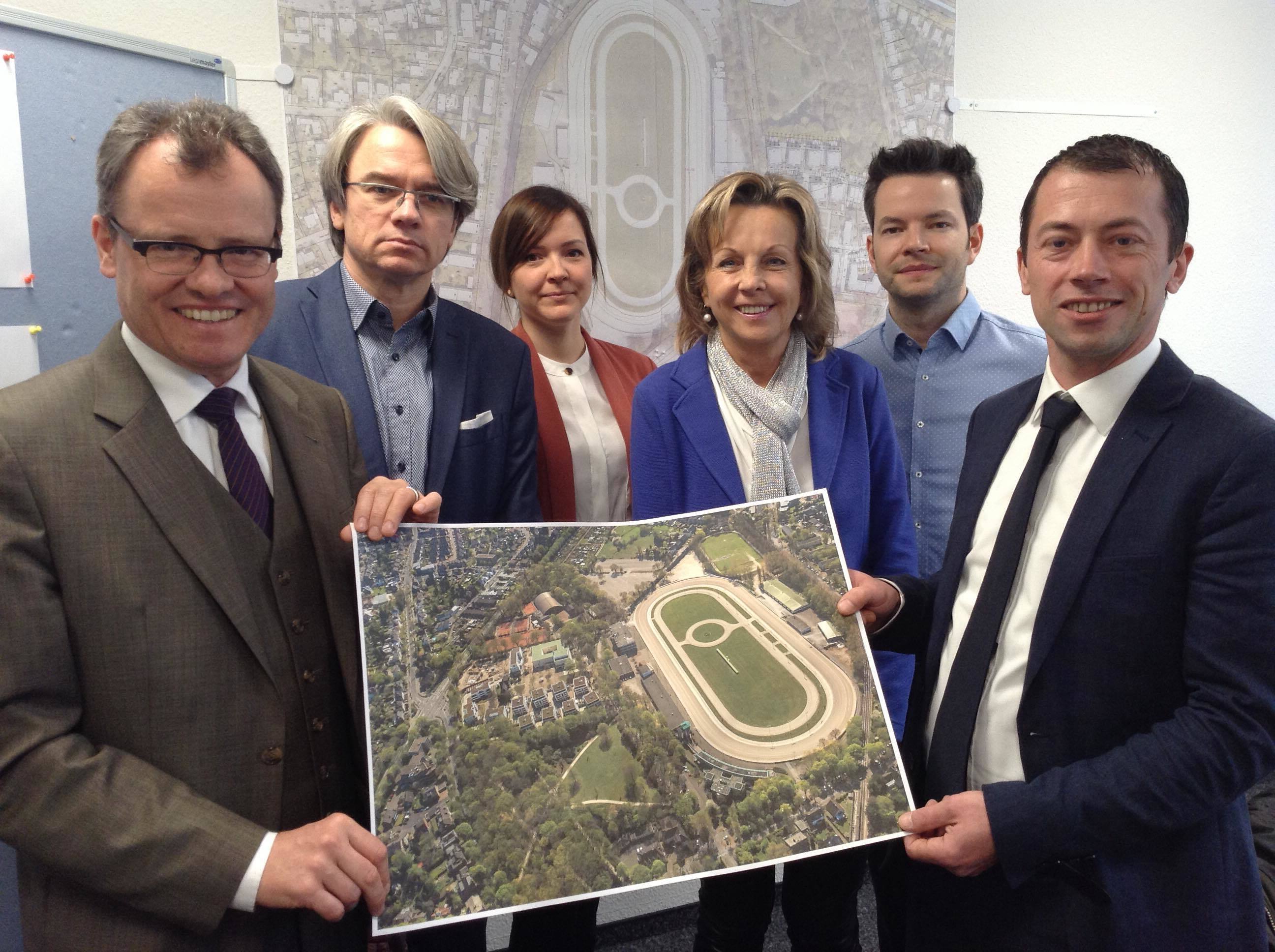 Freuen sich auf den Dialog mit den Bürgern: (v.l.) Bürgermeister Dr. Michael Heidinger, Baudezernent Dr. Thomas Palotz, Anja Graumann von DIN Fleg, Dezernentin Christa Jahnke-Horstmann, IFOK-Geschäftsführer Simon Oerding und DIN Fleg-Geschäftsführer Dominik Erbelding mit einer Aufnahme des Trabrennbahn-Areals.