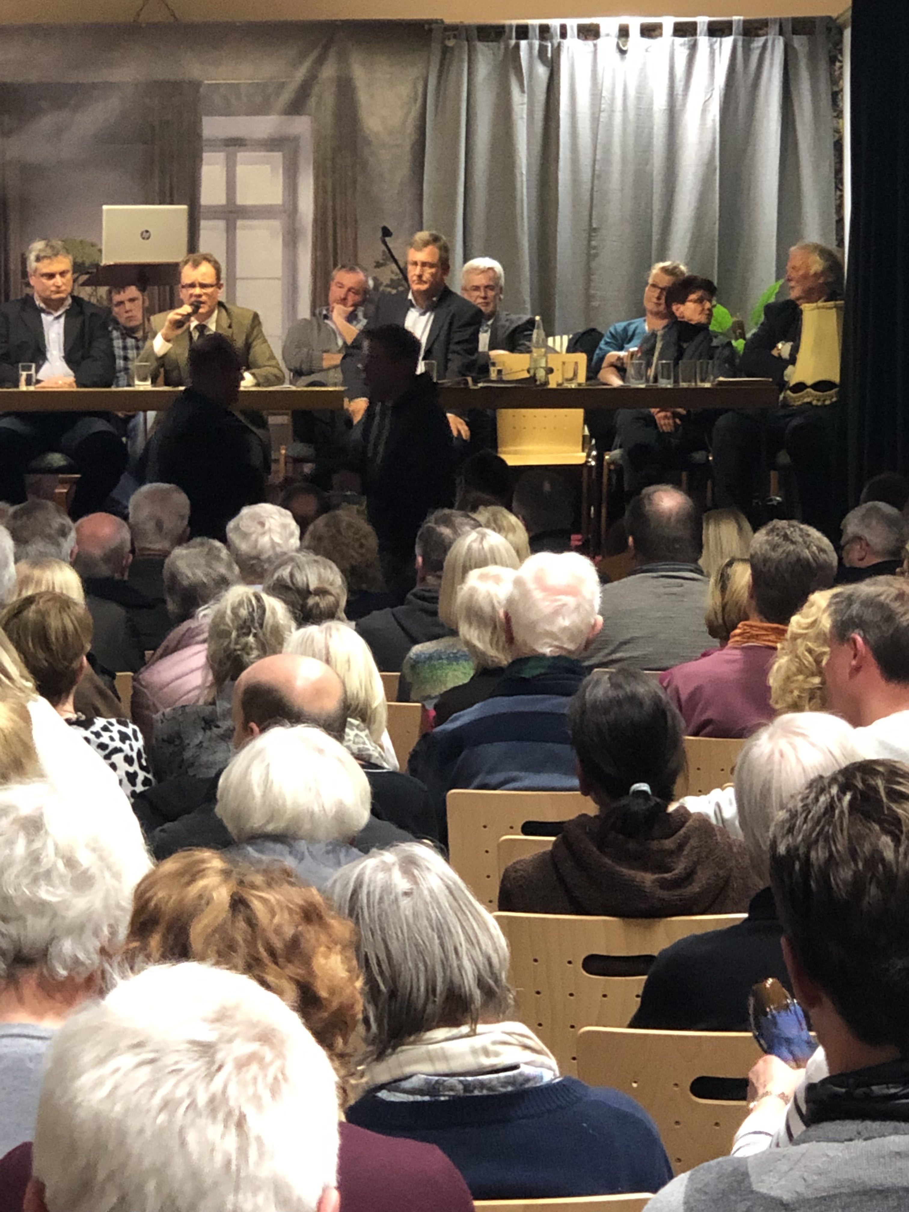 Auf der Versammlung des Freibadvereins Hiesfeld stellten sich Bürgermeister Dr. Michael Heidinger, Josef Kremer, Geschäftsführer der Stadtwerke, und Baudezernent Dr. Thomas Palotz gemeinsam mit dem Gutachter und den Architekten den drängenden Fragen der Besucher, die wissen wollten: Wie konnte es zum Aus für das Freibad kommen?