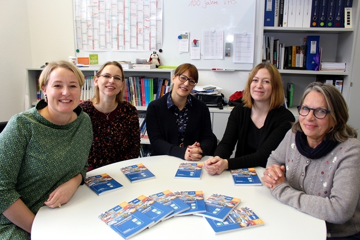 VHS-Leiterin Esther Joy (li.) und ihr Team freuen sich auf persönliche Geschichten.