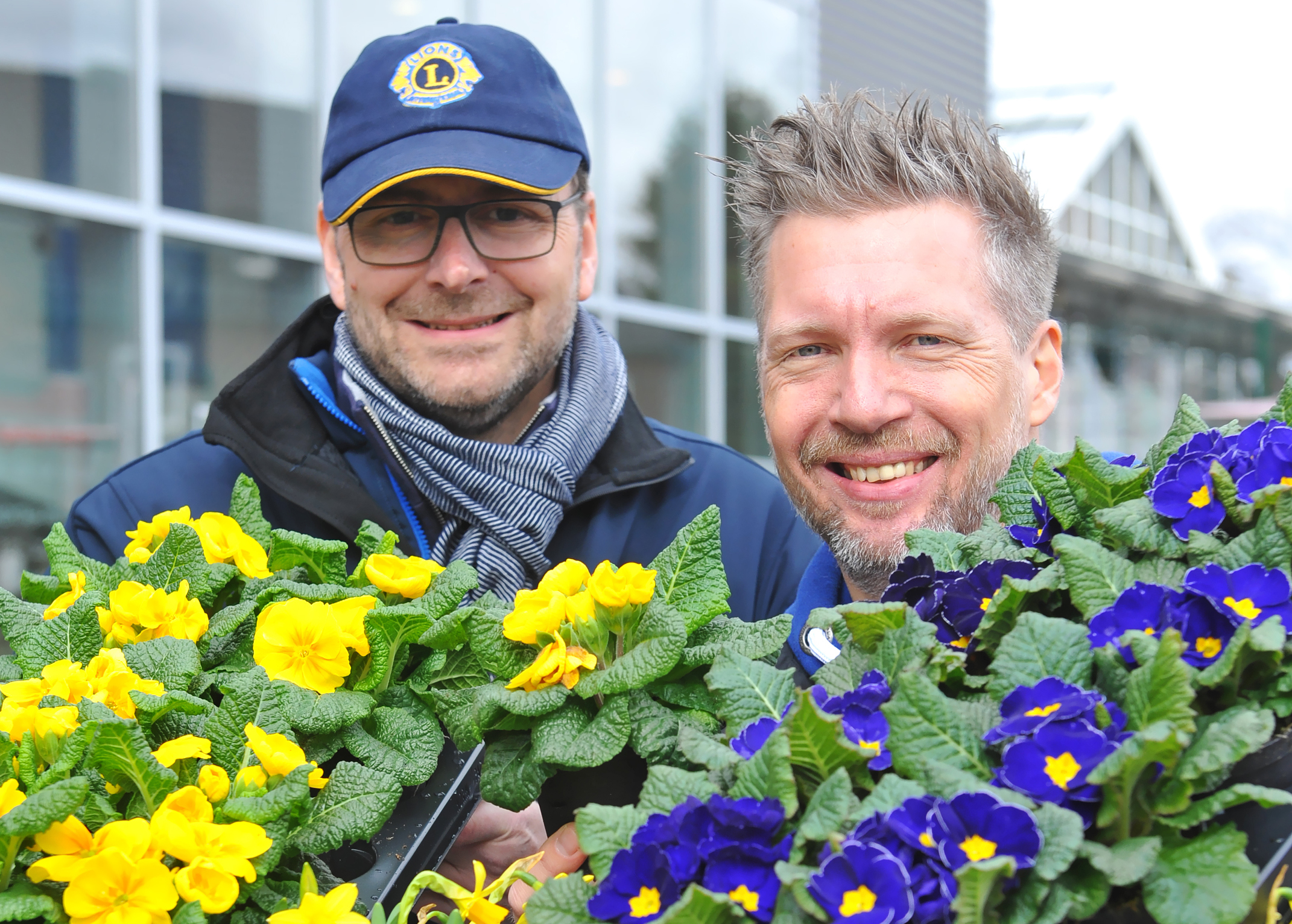 Die Langenfeld Lions verkauften Primeln, Stiefmütterchen und Narzissen für den guten Zweck. Auf dem Foto: Arne tom Wörden (Präsident, links) und Jürgen Lehmann vom Lions-Team.