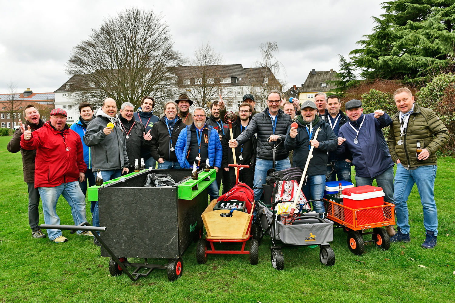 Schon beim Start ab dem Jovyplatz herrschte bei den Schützen der 4. Kompanie des Schützenvereins Gladbeck-Mitte ausgelassene Stimmung. Dem konnte auch der aufkommende Sturm und der heftige Regen nichts anhaben.