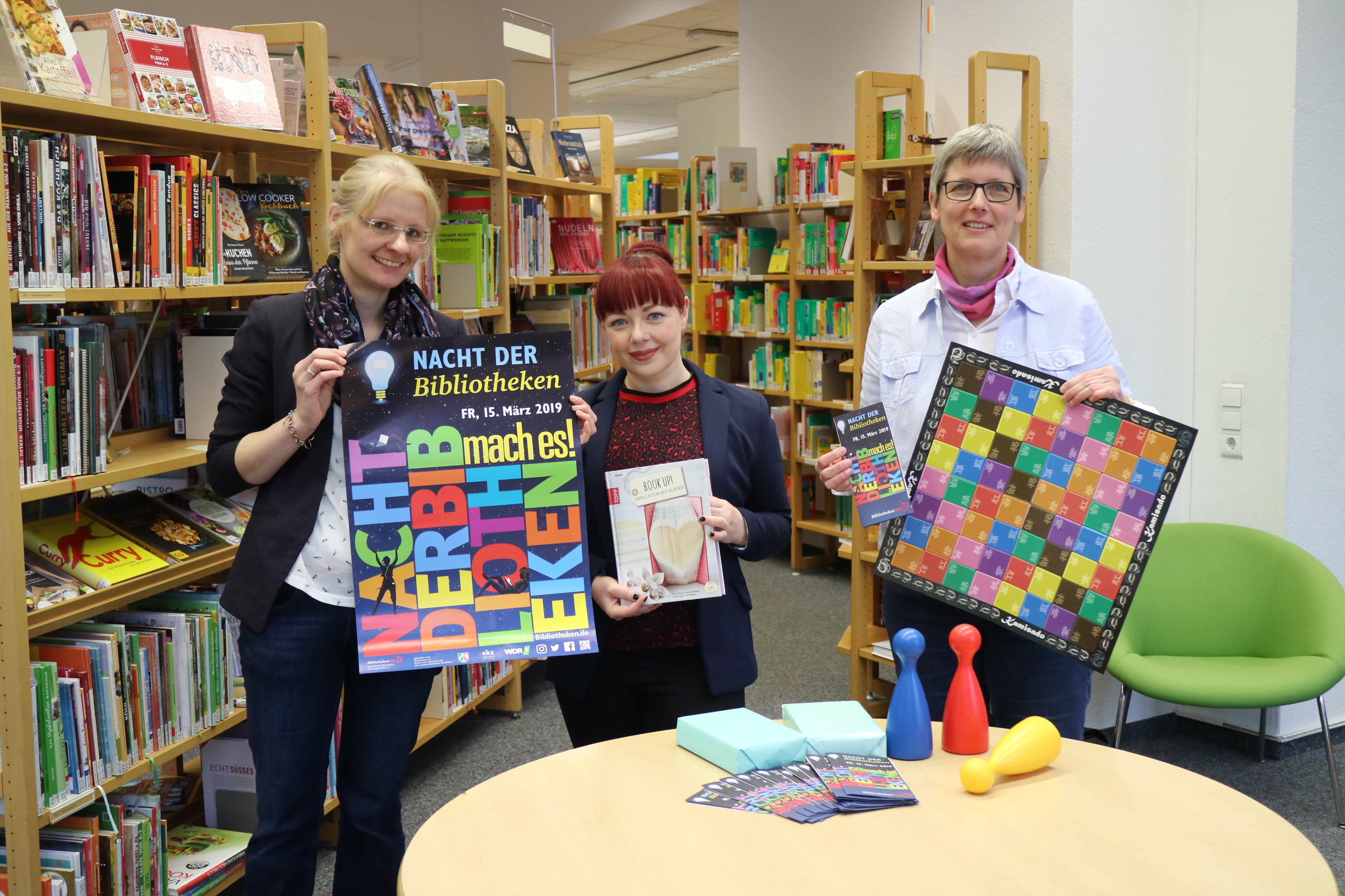 Das Motto der diesjährigen „Nacht der Bibliotheken“, an dem in ganz NRW rund 200 Büchereien teilnehmen, lautet „Mach es!“. Und dazu hat sich das Team um Stefanie Knippertz (Mitte), Nadine Herrmann (li.) und Büchereileiterin Gudrun Völcker einiges einfallen lassen. Foto: Goor