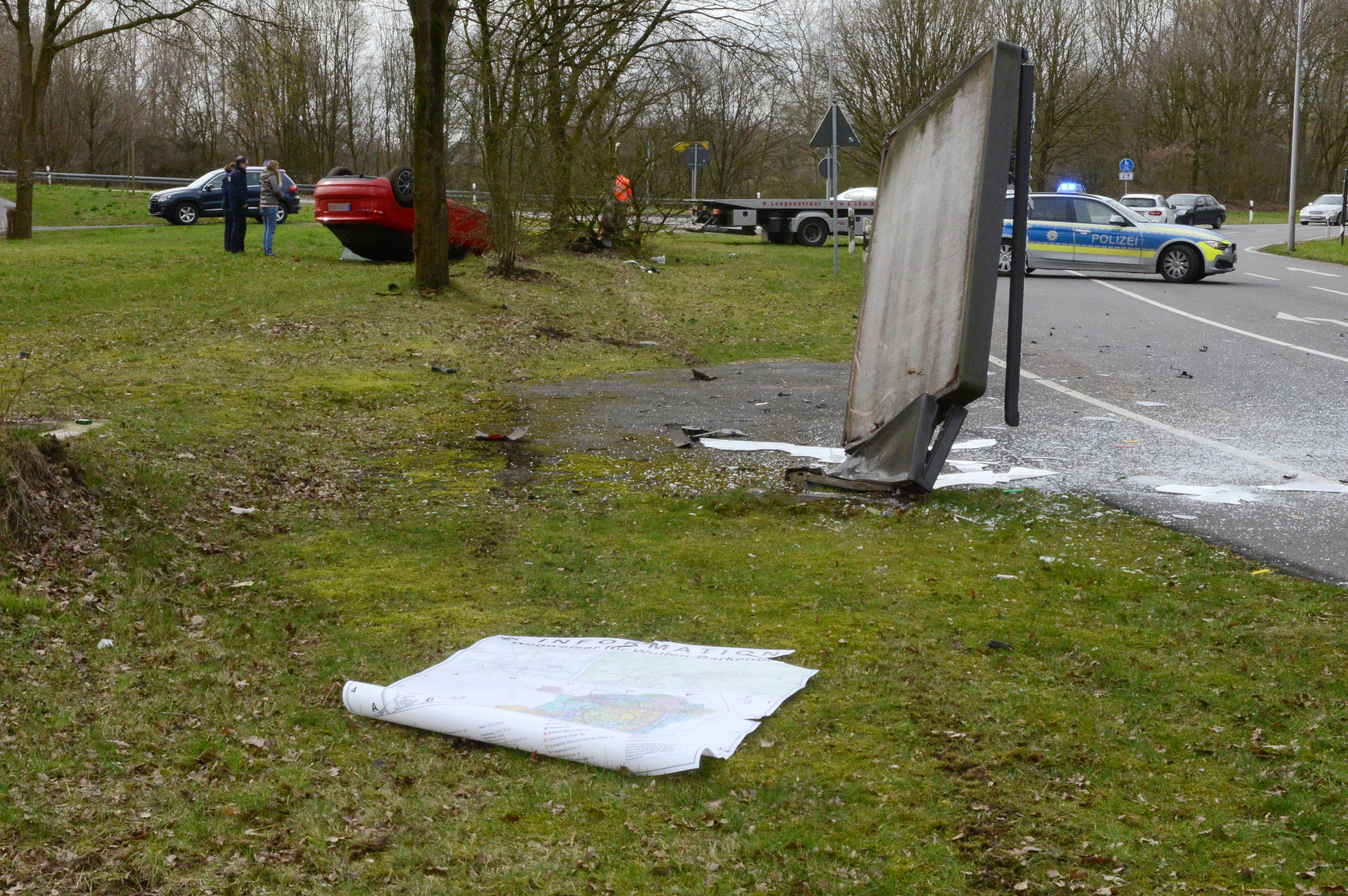 Das Fahrzeug fuhr durch den Gegenverkehr, überfuhr einen Leitpfosten, Straßenpoller und ein großes Hinweisschild mit Stadtplan, bevor es einen Baum fällte und anschließend auf dem Dach liegend zum Stillstand kam.