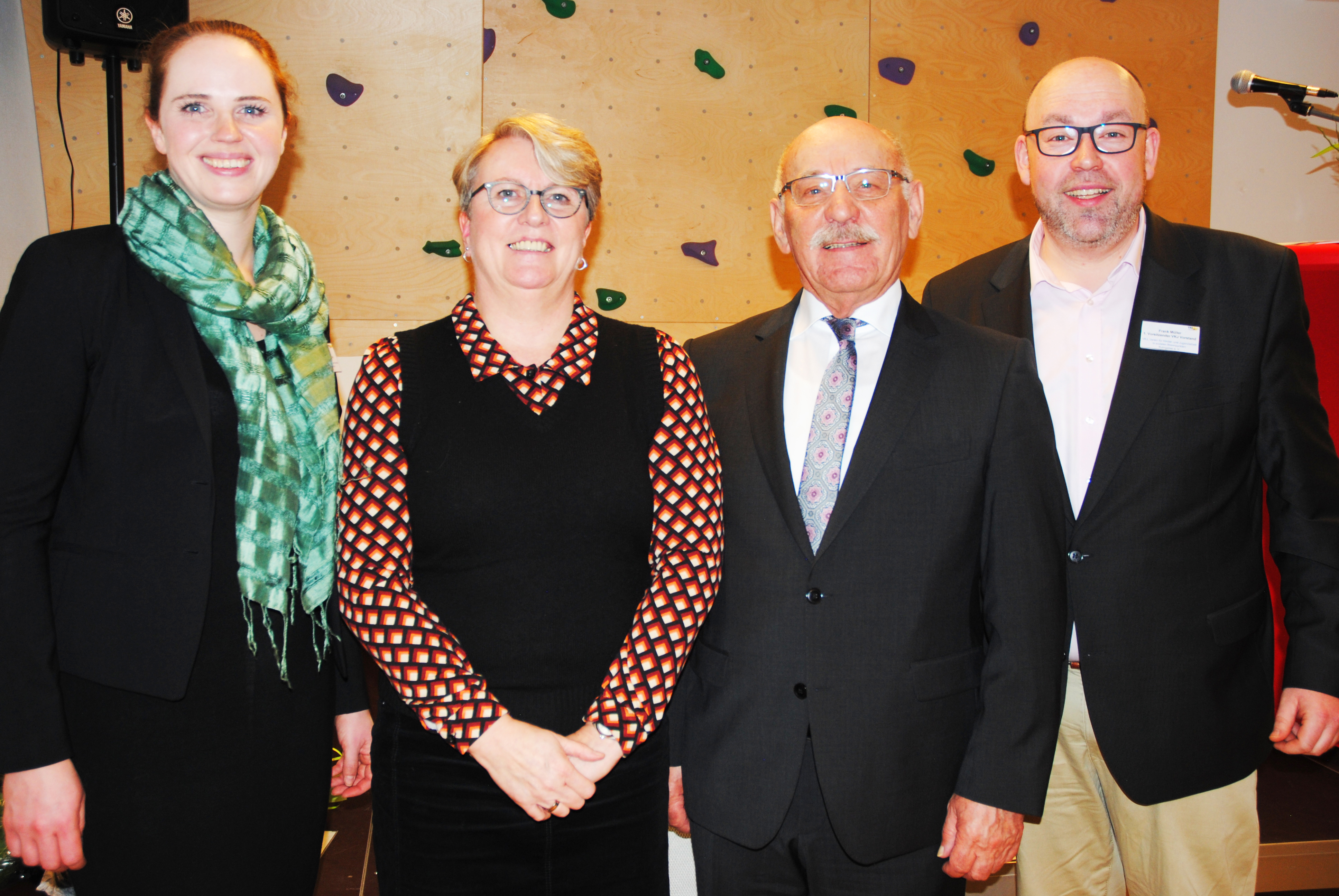 VKJ-Geschäftsführerin Vera Luber (links) verabschiedete gemeinsam mit Bürgermeister Rudolf Jelinek (2. v.r.), dem VKJ-Vorsitzenden Frank Müller (rechts) Britta Altenkamp aus dem Vorstand des Vereins. Foto: VKJ