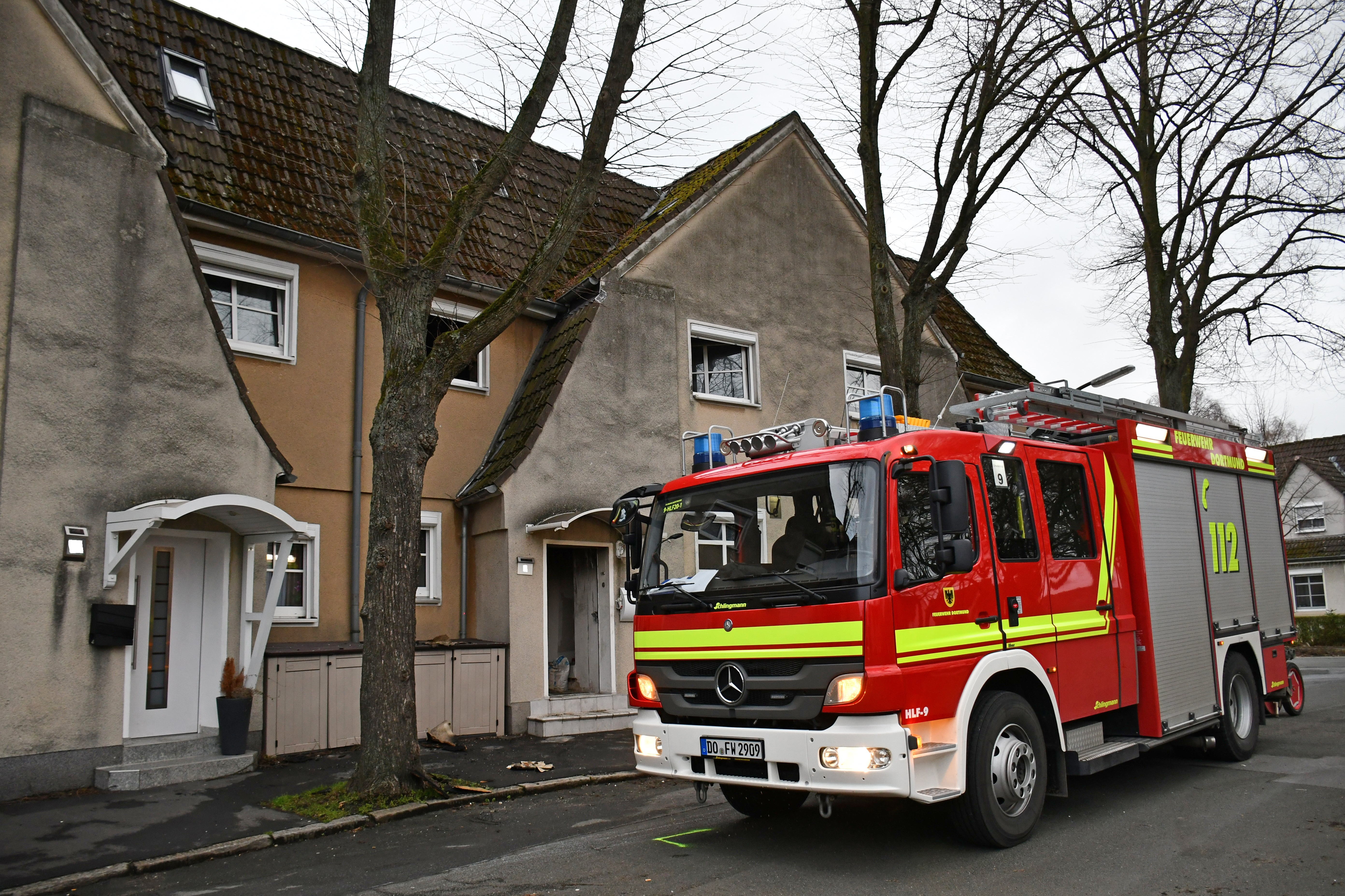 Ein Löschfahrzeug der Dortmunder Feuerwehr verblieb als Brandwache vor Ort in der Wrangelstraße in Eving.