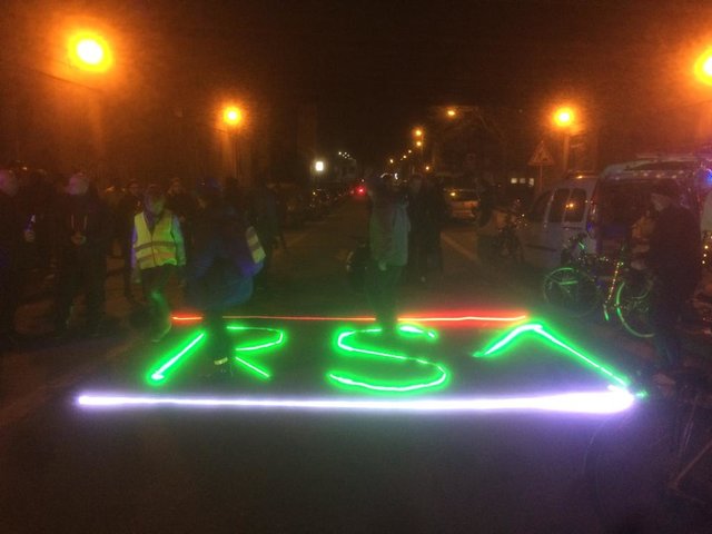 Die RAD-Tanz-Disco lief wie geschmiert... weshalb?
Essen muss sich sputen, der RS1 stoppt - genau an der Brücke Altenessener Straße...