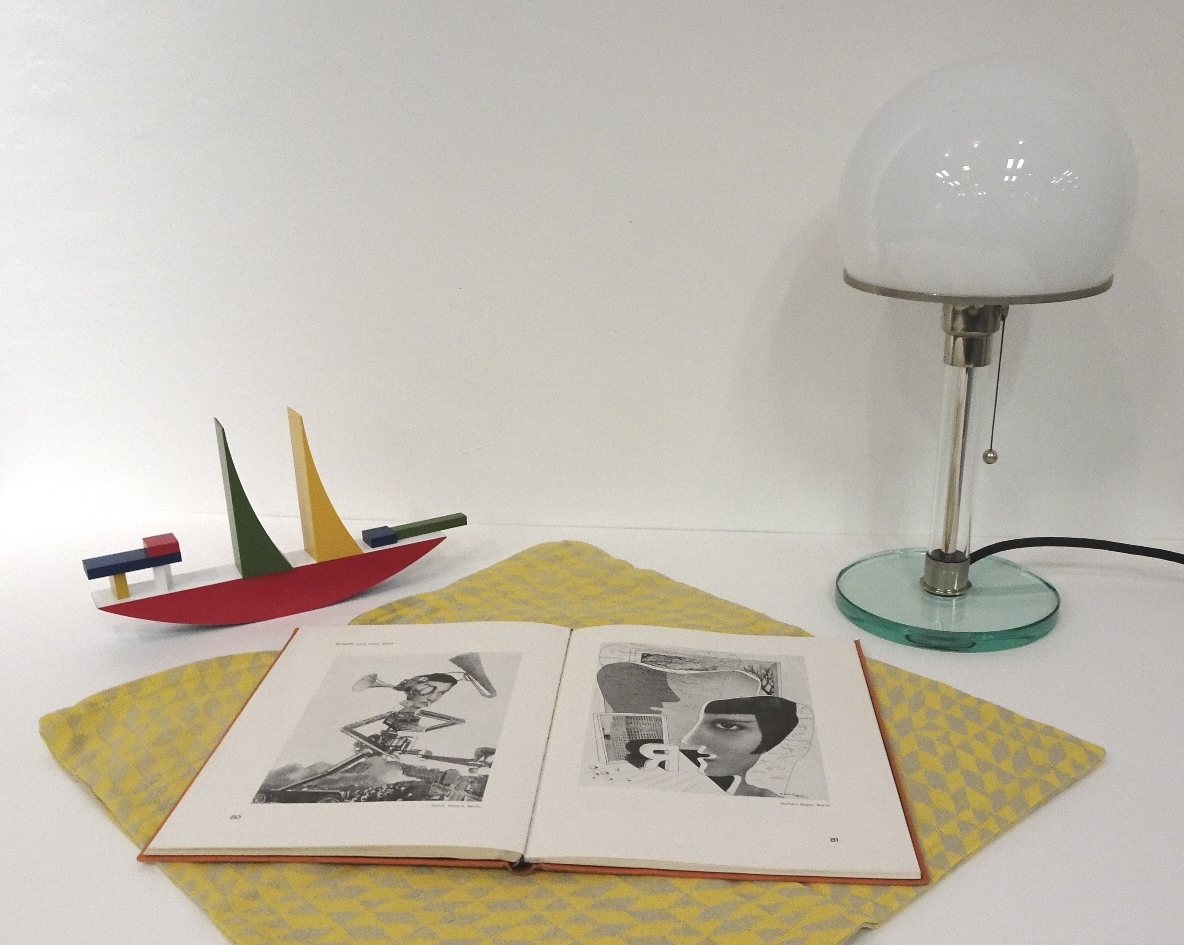 Ein Schiff, eine Tischleuchte, ein Kissenbezug, alle nach Entwürfen bekannter Bauhaus-Künstler, sind in der kommenden Bauhaus-Ausstellung im Museum Temporär genauso zu finden wie das Künstlerbuch "Es kommt der neue Fotograf". Foto: Kunstmuseum Mülheim an der Ruhr