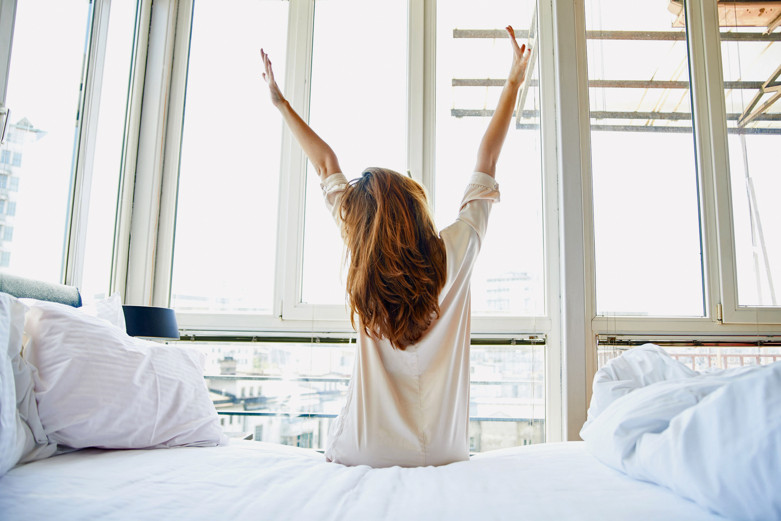 Entspannt und fit aufwachen. Bei vielen Menschen ist das leider nicht der Fall: Sie sind bereits morgens verspannt und haben quälende Rückenschmerzen. Daran kann Schlafforschern zufolge die falsche Matratze schuld sein.
