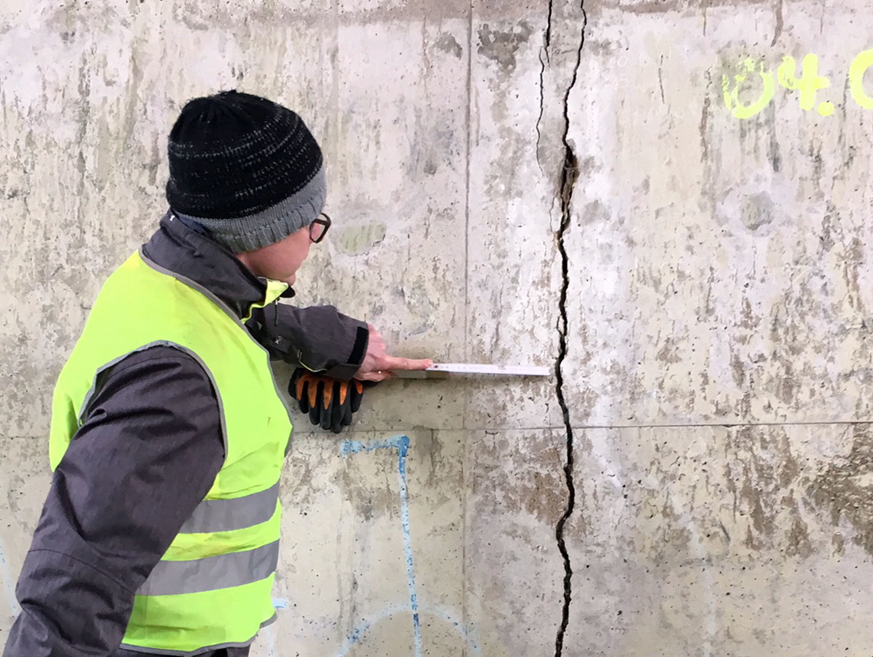 Markus Hofmann von der Lippe Wassertechnik GmbH misst einen Riss in der Brücke.