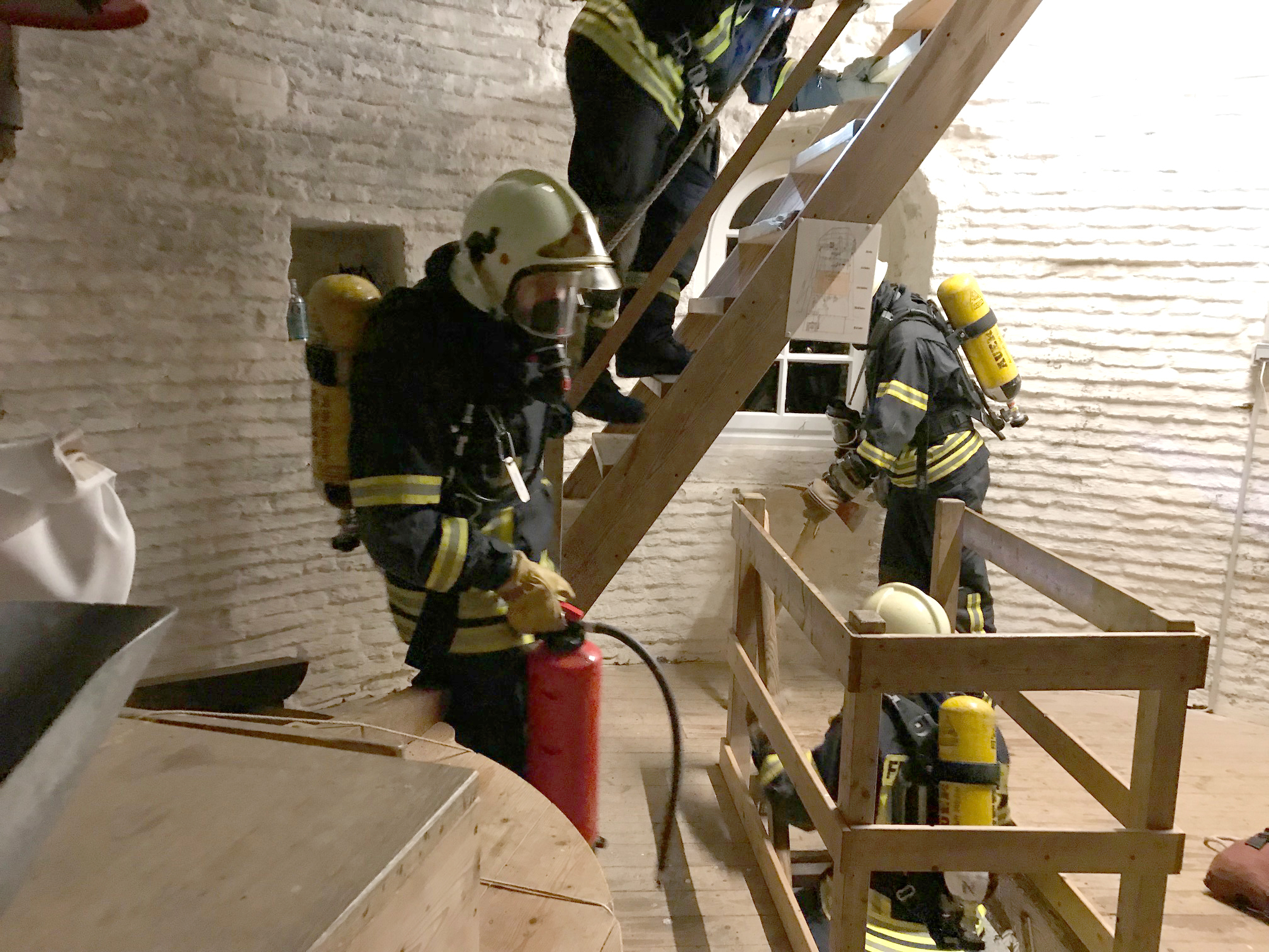Mit schwerem Gerät mussten die Feuerwehrmänner in der Eltener Mühle die Holztreppen nach oben bewältigen.