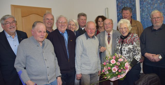von links: Heinz Breuer (Vorsitzender SU Kreis Wesel), Friedrich ten Huf, Wilhelm Windszus (Vorsitzender CDU Hünxe), Siegfried Rönnebeck, Margrit Wolff, Heinz Lindekamp, Werner Poetschki, Ingrid Meyer (Stv. Bürgermeisterin), Willy und Christel Pillekamp, Eckhard Babenz und Heinz Netz