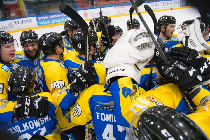 Jubelnde Moskitos nach dem Sieg gegen Landshut in den Playoffs am 11.03.2018