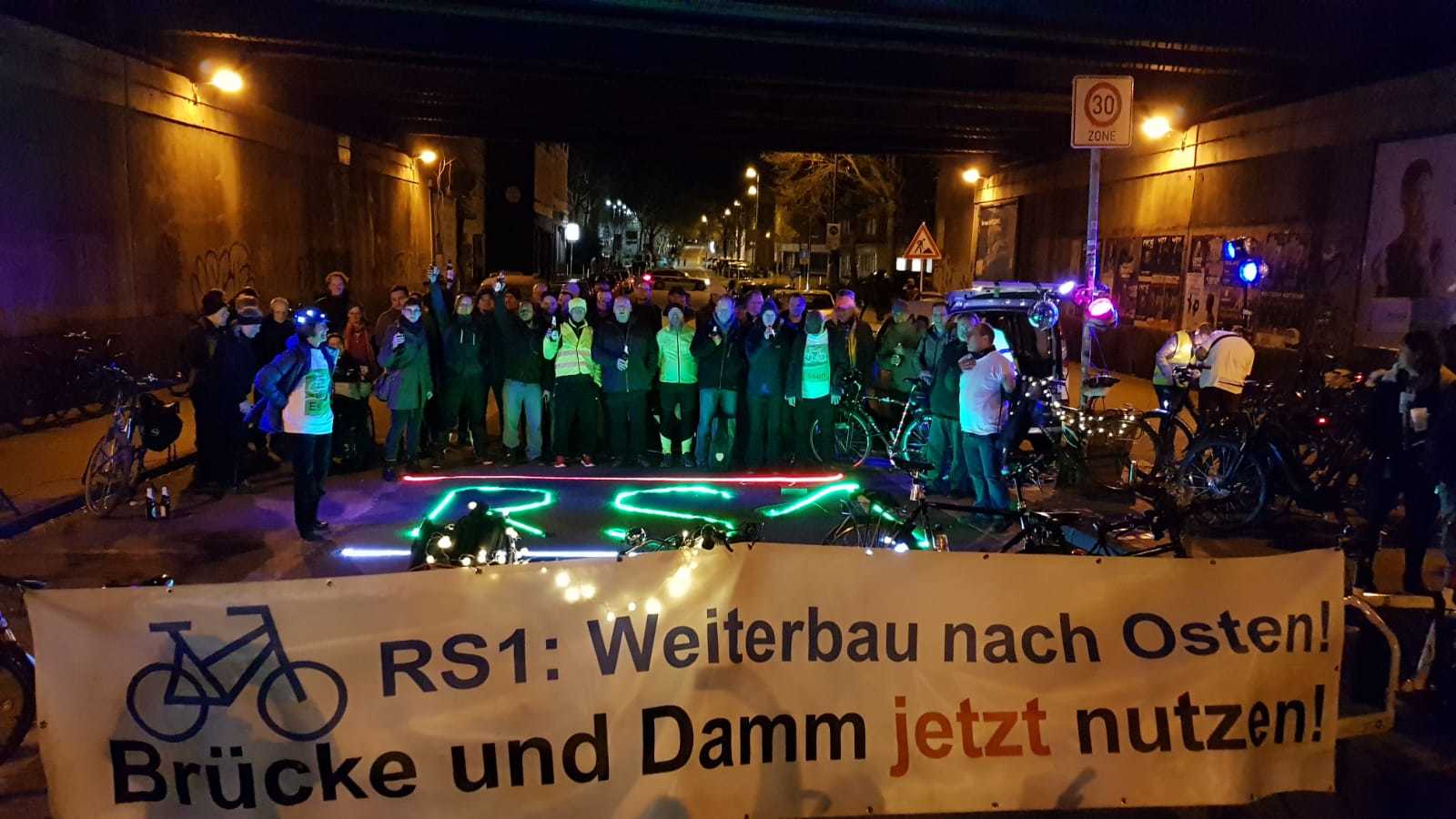 Tanz-Disco - trotz Sturm und Regen! Beinharte Muskeln, hart in ihren Forderungen ist der AK Arbeitskreis RS1... "Denn alle reden vom Klimawandel. Aber wir tun was dagegen." So Initiator Frank Rosinger...