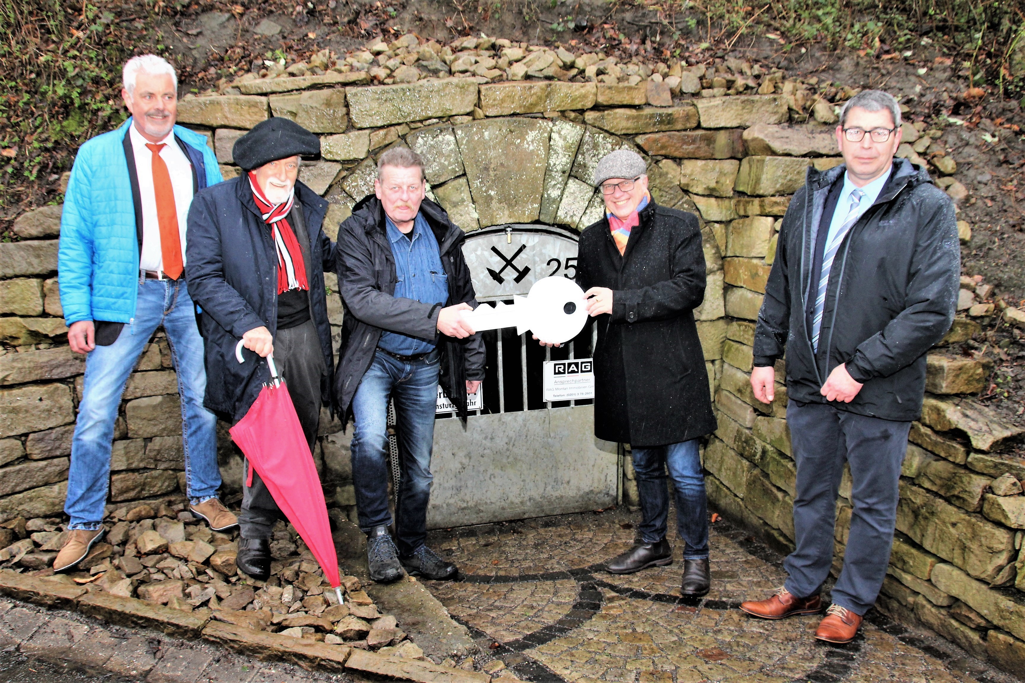 Offizielle Schlüsselübergabe der RAG an Bürgermeister Dirk Glaser und Ulrich Jordan. Auf dem Bild (v.li.n.re.) Ulrich Fuchs, (RAG), Klaus Lohmann (Vereins.-Vors.), Ulrich Jordan (Vors. bergbauaktiv Hattingen), BM Dirk Glaser, Thomas Hahn RAG,