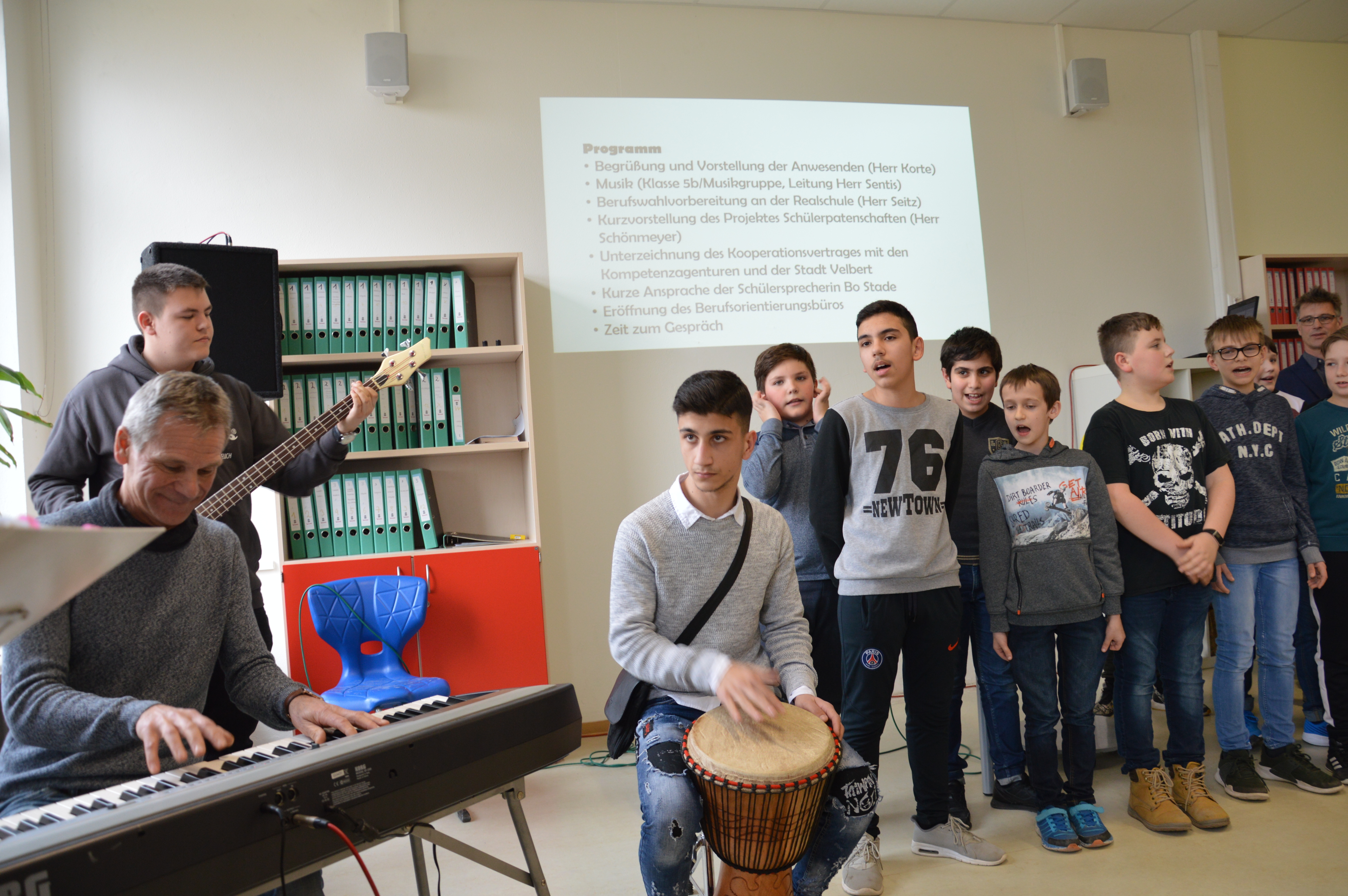 Die Einweihung des neuen Berufsorientierungsbüros der Realschule Kastanienallee begann mit einem musikalischen Beitrag der Musikgruppe unterstützt von der Klasse 5b. Fotos: Schröder