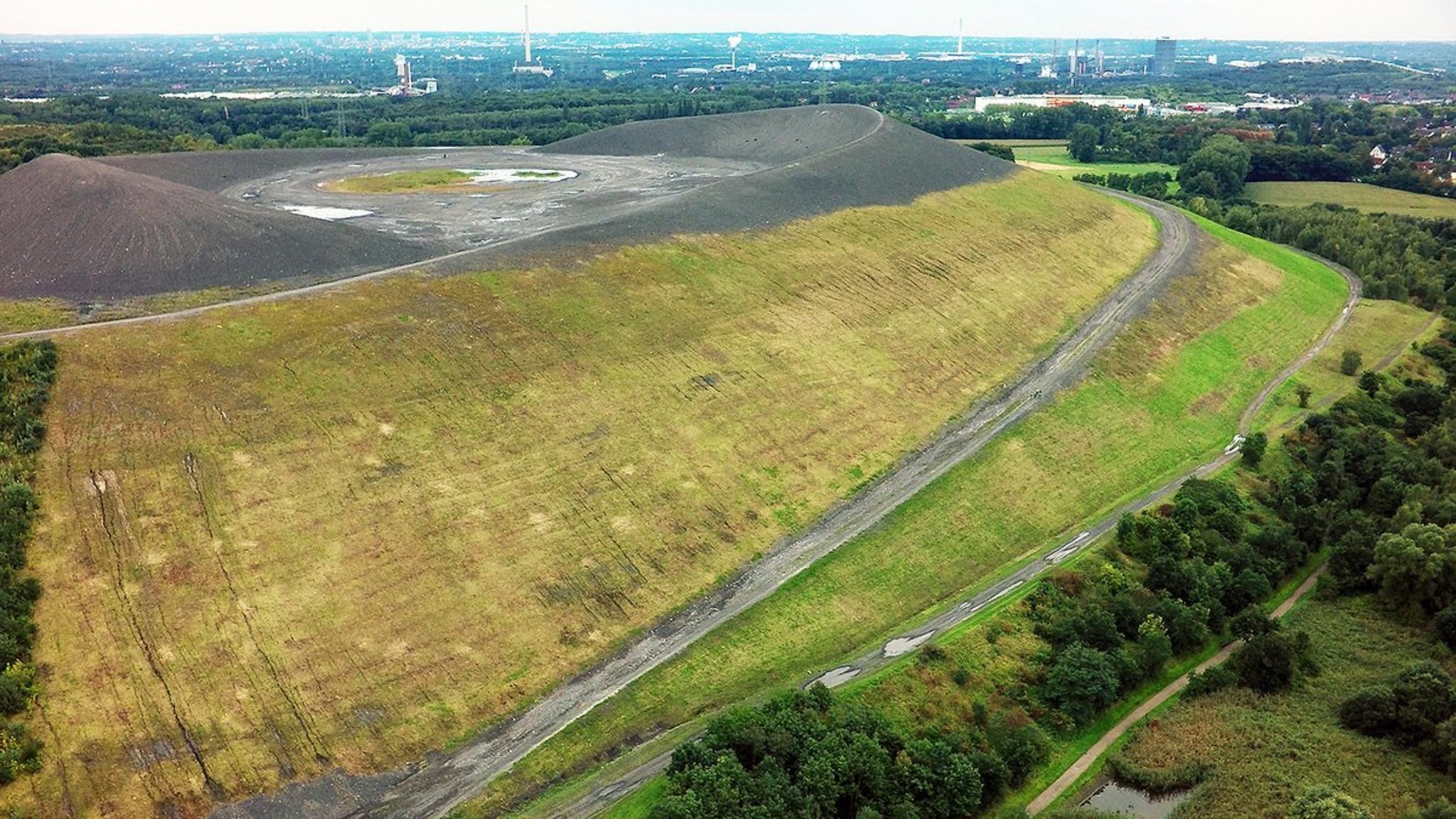Die vom Kreis genehmigte Windenergieanlage auf dem Plateau der "Mottbruchhalde" sorgt weiter für Diskussionen.