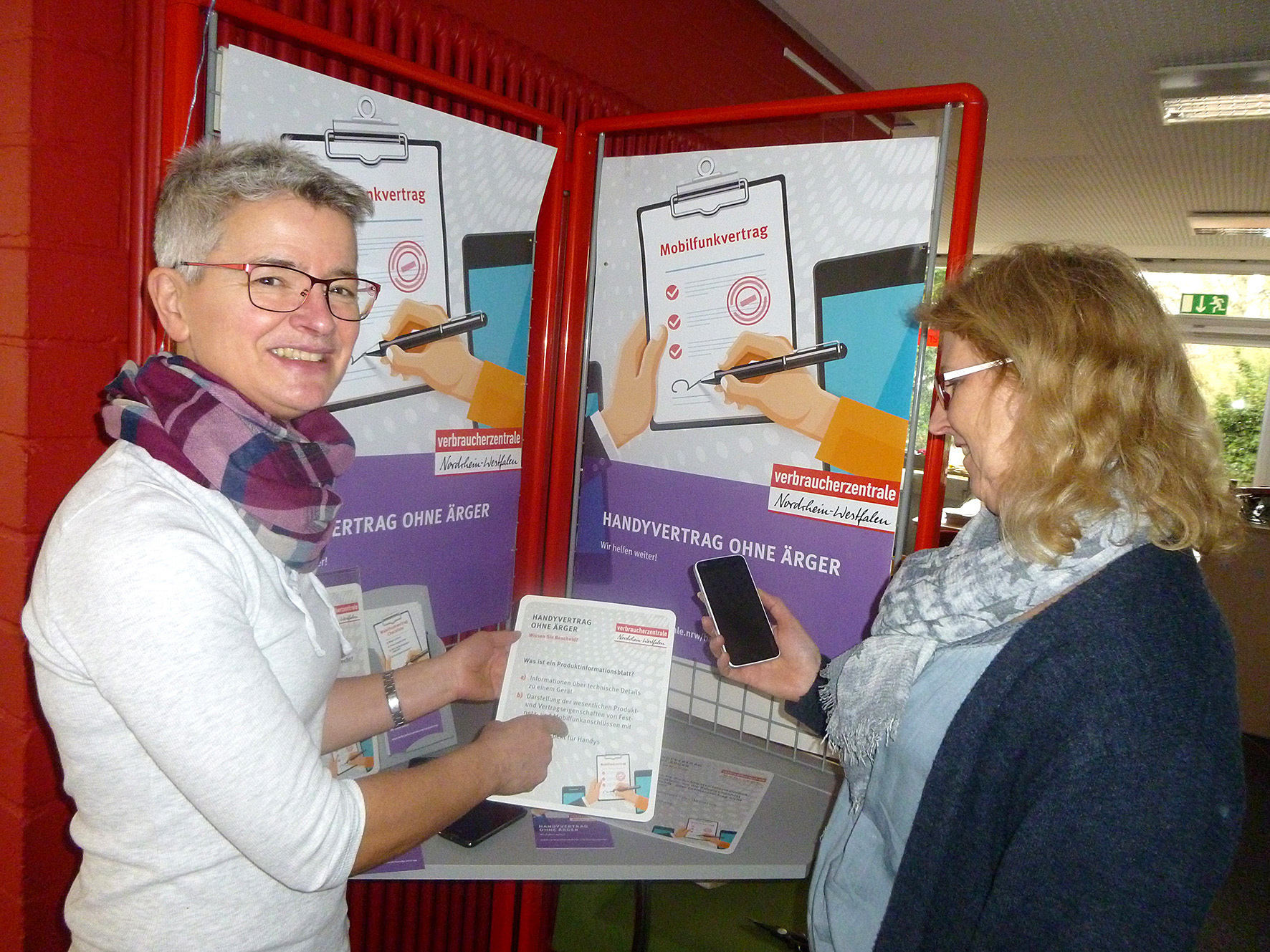Birgit Olek-Flender (l.) berät eine Verbraucherin zum Telefonärger".