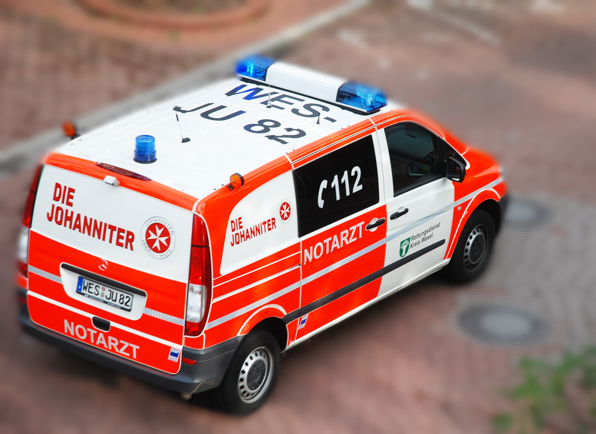 Ein Rettungswagen brachte den 8-jährigen Dinslakener in ein Krankenhaus, in dem er stationär verblieb.