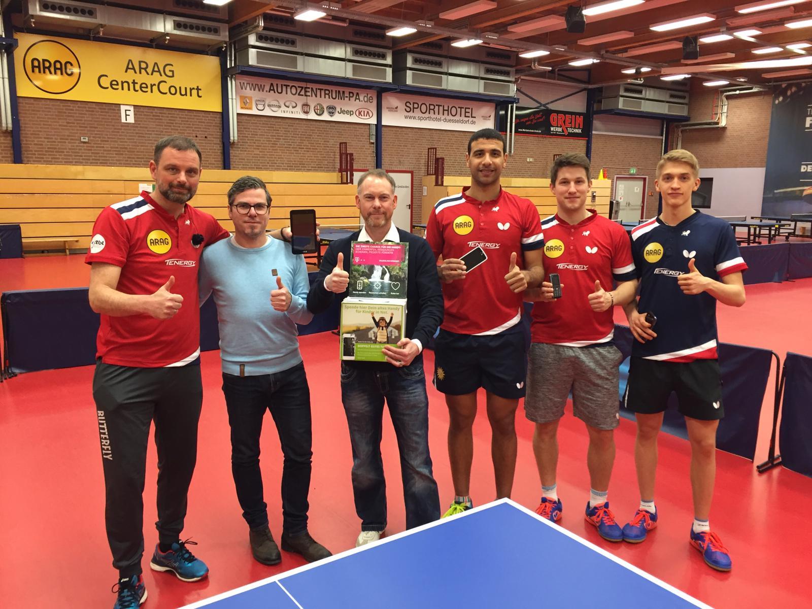 Das Foto zeigt Danny Heister, Trainer / Alexander Schilling, Pressesprecher / Daniel Feigenbutz, It´s for Kids / Omar Assar / Kristian Karlsson / Anton Källberg (alle Spieler). Foto: Borussia Düsseldorf