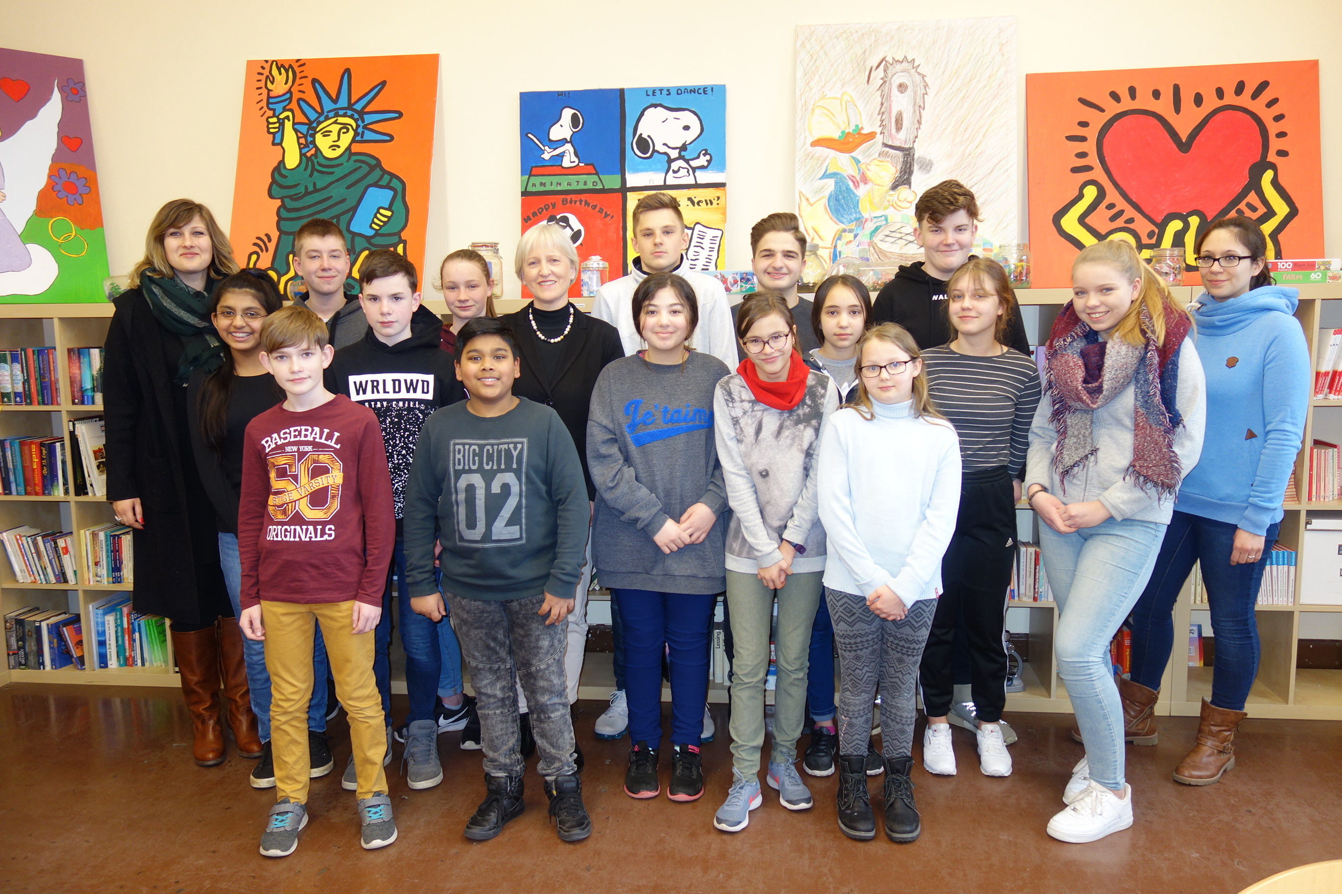 Schüler-/innen der Realschule Essen-West, aus den Klassen 5a, 5c, 7a, 10 c - schwören auf ihre Schule! V. li.
Lehrerin Sandra Tesch; mittig - kommissarische Schulleiterin Rita Williams; Lehrerin Susanne El Faramawym re. außen.