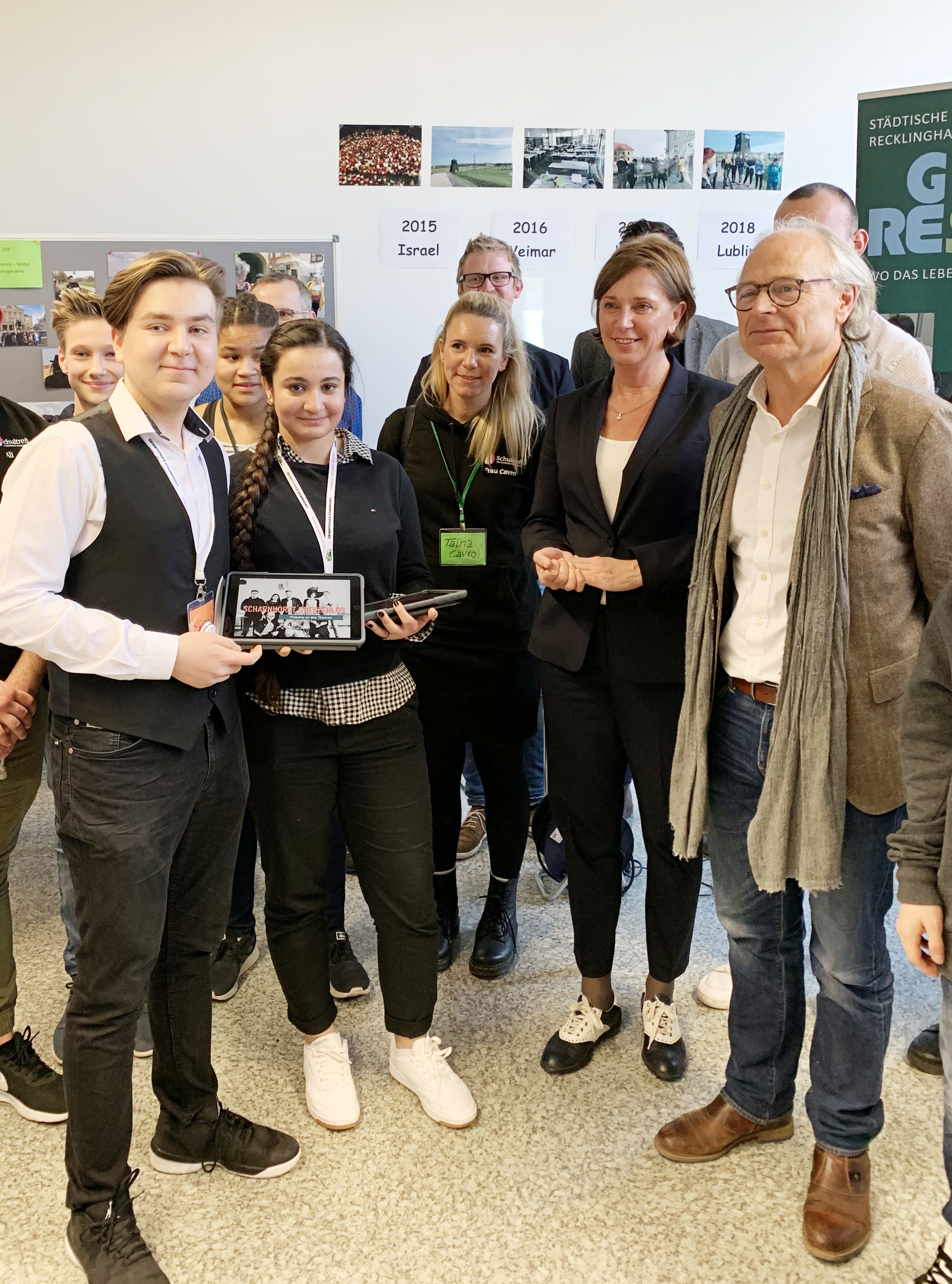 Die Scharnhorster Gesamtschüler Hüseyin Degirmenci und Souraz Fattah hatten NRW-Schul- und Bildungsministerin Yvonne Gebauer (2v.r.) mit Hilfe ihrer Schul-iPads von den fünf Vorstößen im Bereich demokratischer Bildung an ihrer Schule erzählt und stellten das Projekt "Scharnhorst grenzenlos" vor.