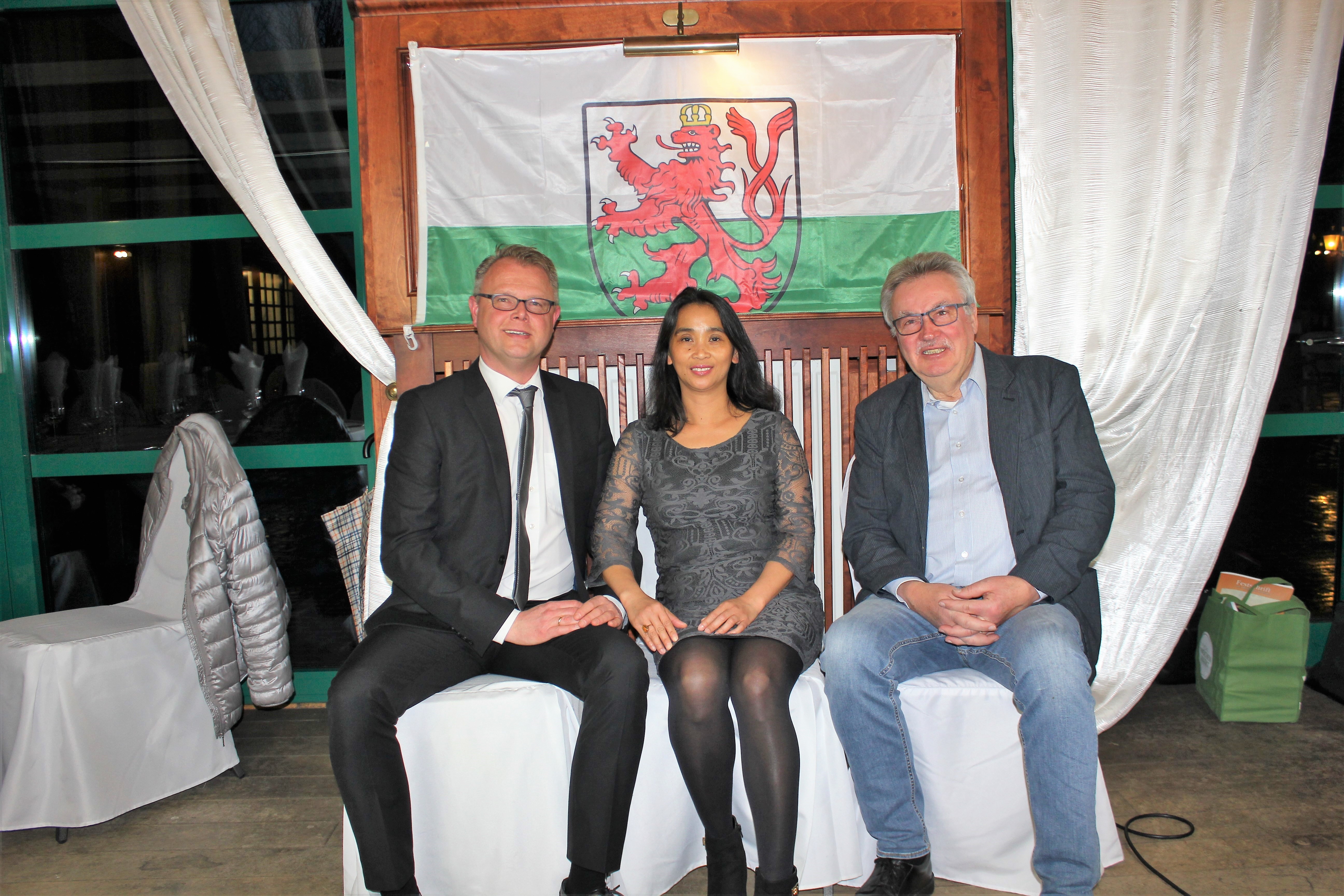 Ein Foto mit Symbolgehalt? Der erste stellvertretende Hamborner Bezirksbürgermeister Marcus Jungbauer (l.) nahm mit seiner Frau Nelie und dem früheren stellvertretenden Bezirksamtsleiter Karl-Heinz Neumann beim Jahresempfang des Heimatvereins in der letzten Woche auf dem Sofa unter dem Hamborn-Wappen Platz. Hat Jungbauer Chancen auf das Amt des Bezirksbürgermeisters?
Foto: Hasan Vatan
