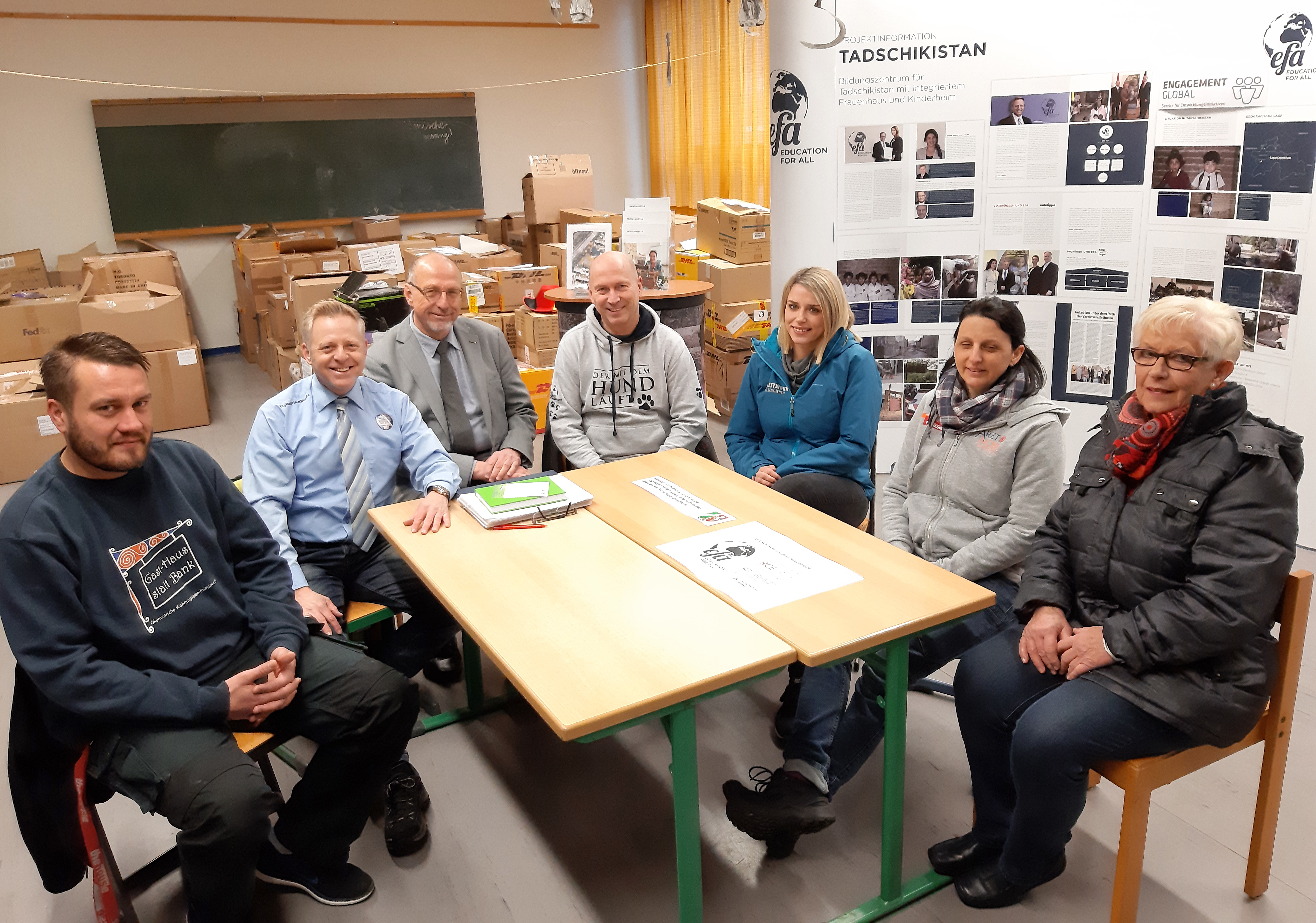 Freuen sich über die Hilfsgüter des engagierten Bergkameners (v.l.): Christian Prill (Gast-Haus statt Bank), Dirk Fißmer, Bürgermeister Roland Schäfer, Kai Kuberka (Tierheim Schwerte), Cornelia Müller (Arzt Mobil Schwerte) und Bärbel Klein (Gast-Haus statt Bank).