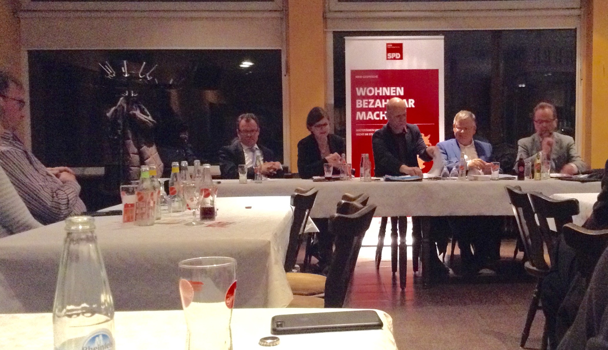 Zur Diskussion kamen (v.l.) BM Dr. Michael Heidinger, Sarah Philipp (Geschäftsführerin der SPD-Landtagsfraktion), Stefan Zimkeit, Hans-Jochem Witzke (Vorsitzender des Mieterbundes NRW) und Landrat Ansgar Müller.