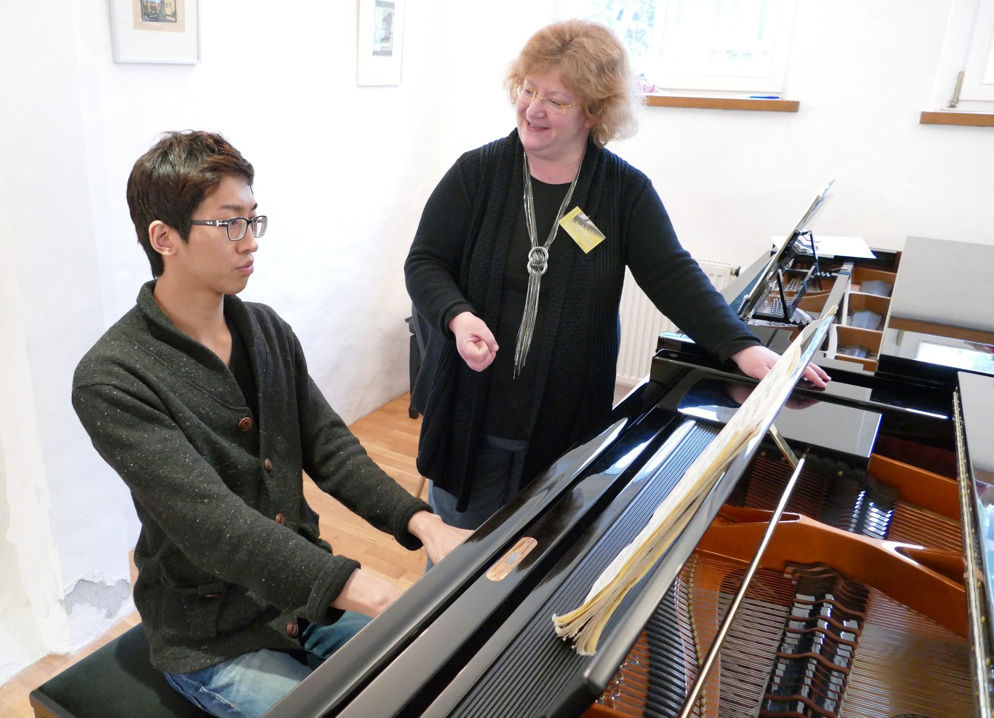 Ein Schüler übt mit Prof. Elena Margolina-Hait Feinheiten des Klavierspielens.