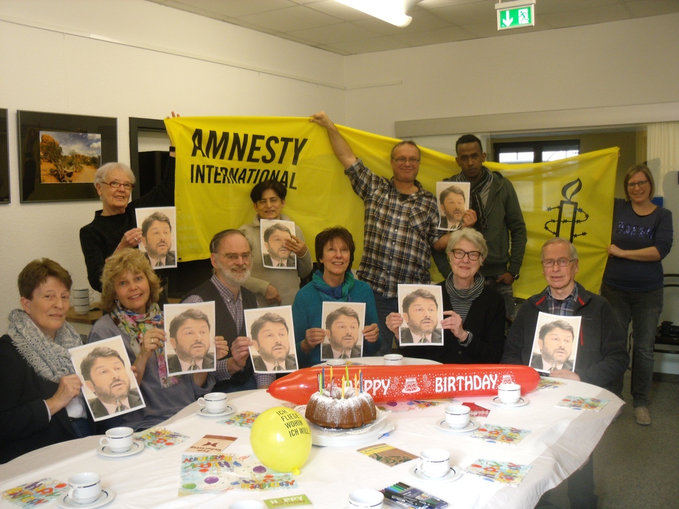 Die Dinslakener Amnesty-Gruppe setzte sich letztes Jahr für die Freilassung Taner Kilics ein, den Vorsitzenden von Amnesty International in der Türkei. Rund um seinen Geburtstag wurden bundesweit von AI Geburtstagskarten an ihn geschrieben.
