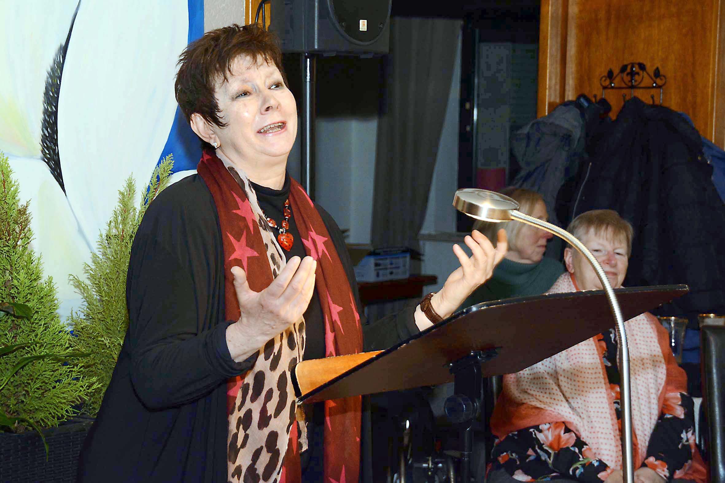 Kriszti Kiss bot urkomisches Theaterkabarett im Evinger Restaurant.