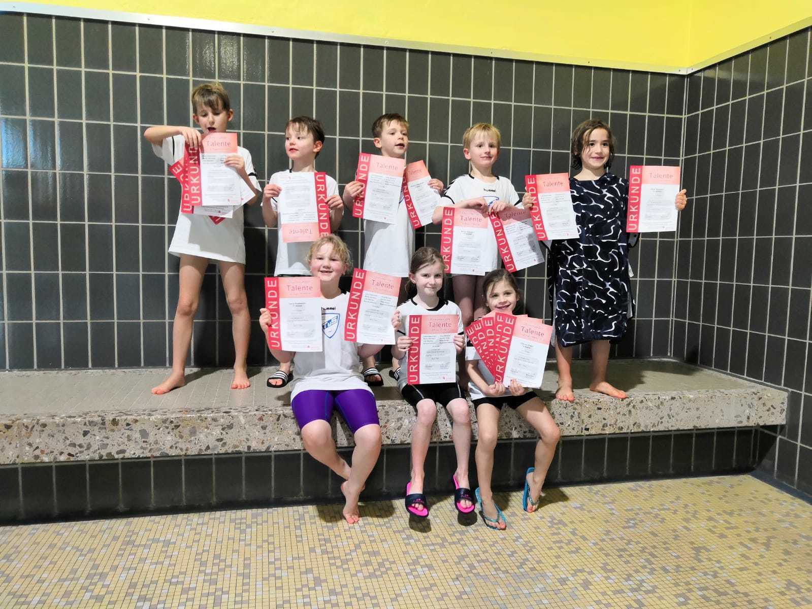 Die sechs- bis achtjährigen Nachwuchsschwimmer, die zweimal wöchentlich im Brackeler Hallenbad trainieren, freuten sich über zahlreiche Urkunden.