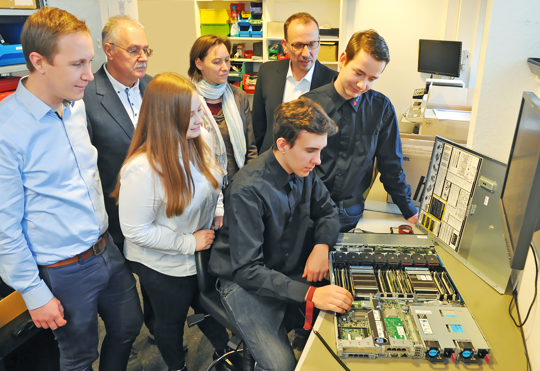 BOB-Tour bei Sinell (v.li.): Daniel Zimmermann, Hans Dieter Clauser, Annika Baschke (Auszubildende zur Systemkauffrau), Estelle Dageroth (Wirtschaftsförderung Monheim), Jörg Sinell sowie Marvin Dubbert und Markus Franzki (beide Auszubildende zum Fachinformatiker für Systemintegration). Foto: Michael de Clerque