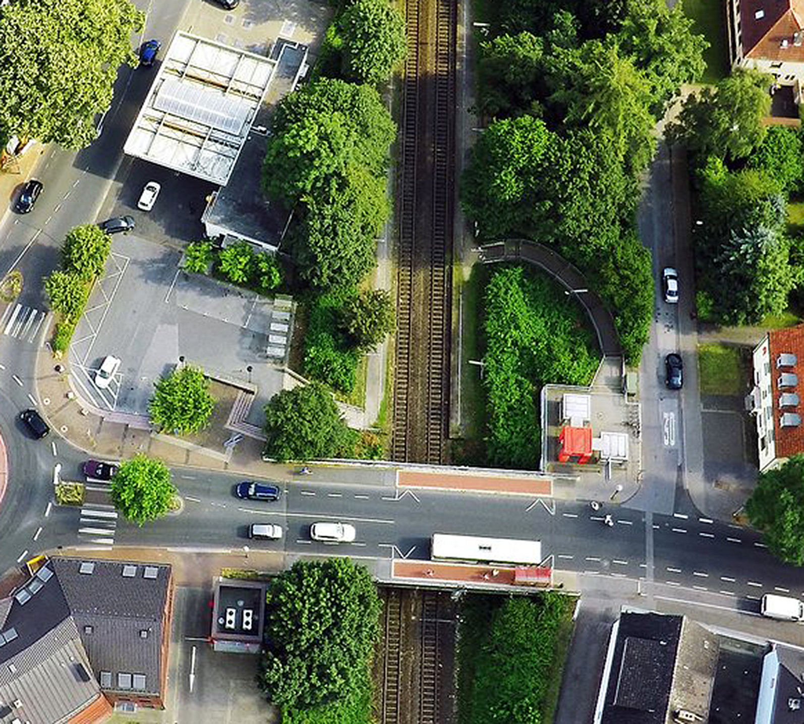Im Zuge der vorbereitenden Arbeiten für den Neubau der Brücke Beethovenstraße in Zweckel muss ab dem 19. März die Haydnstraße (rechts im Bild) für voraussichtlich drei Tage gesperrt werden. Bereits ab dem 18. März bis zum Ende aller Bauarbeiten nicht mehr genutzt werden kann der Parkplatz (links) zwischen der Tankstelle und der Beethovenstraße. Die Taxen bekommen ebenfalls einen neuen Warte-Standort in Höhe des Sportplatzes an der Dorstener Straße.