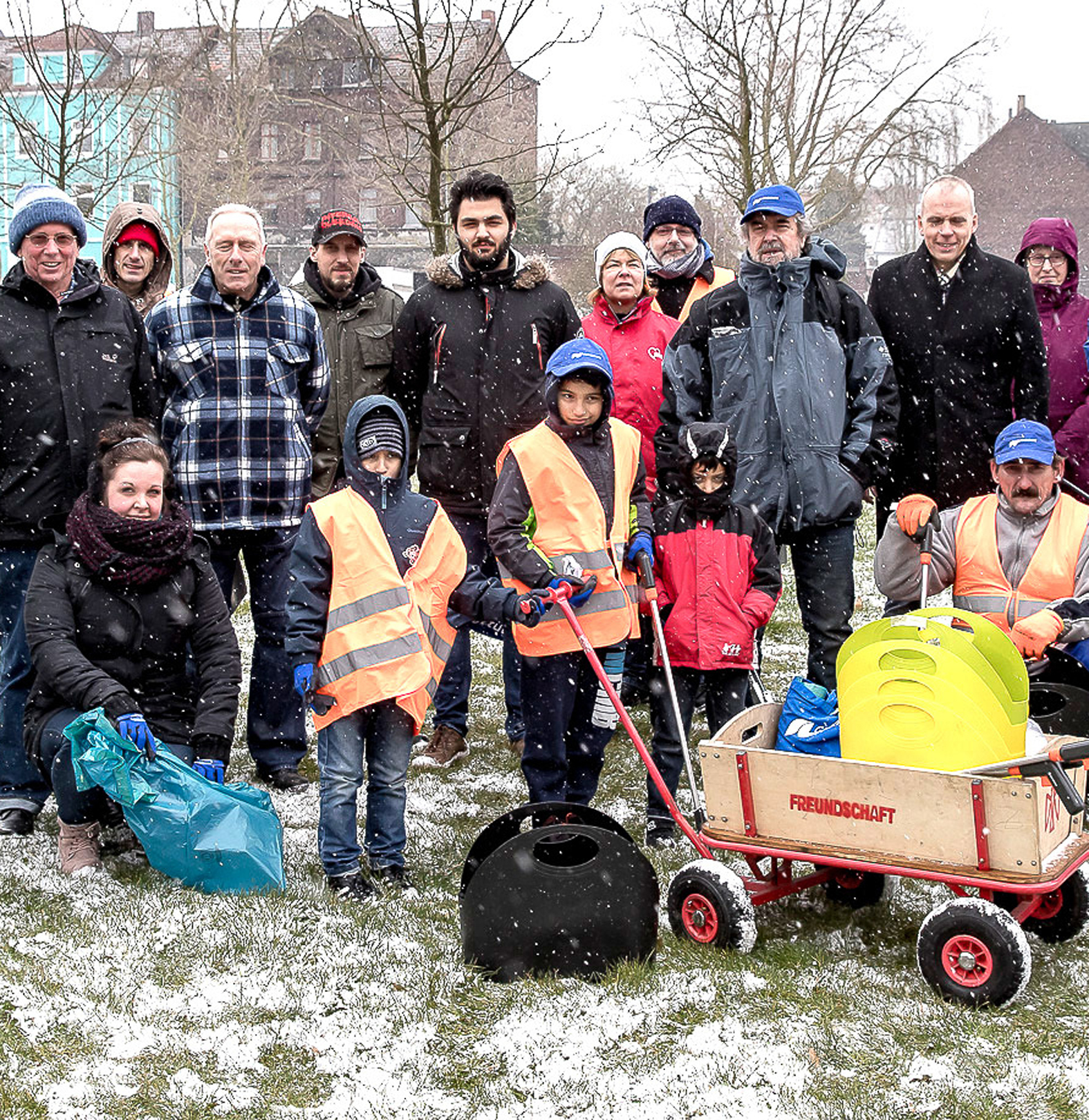 Im letzten Jahr mussten die fleißigen Reine-Macher, wie hier in Bulmke-Hüllen, bei Schnee und Kälte aktiv werden, in diesem Jahr müssen sie aufpassen, dass sie nicht vom Winde verweht werden. Archiv-Foto: Gerd Kaemper