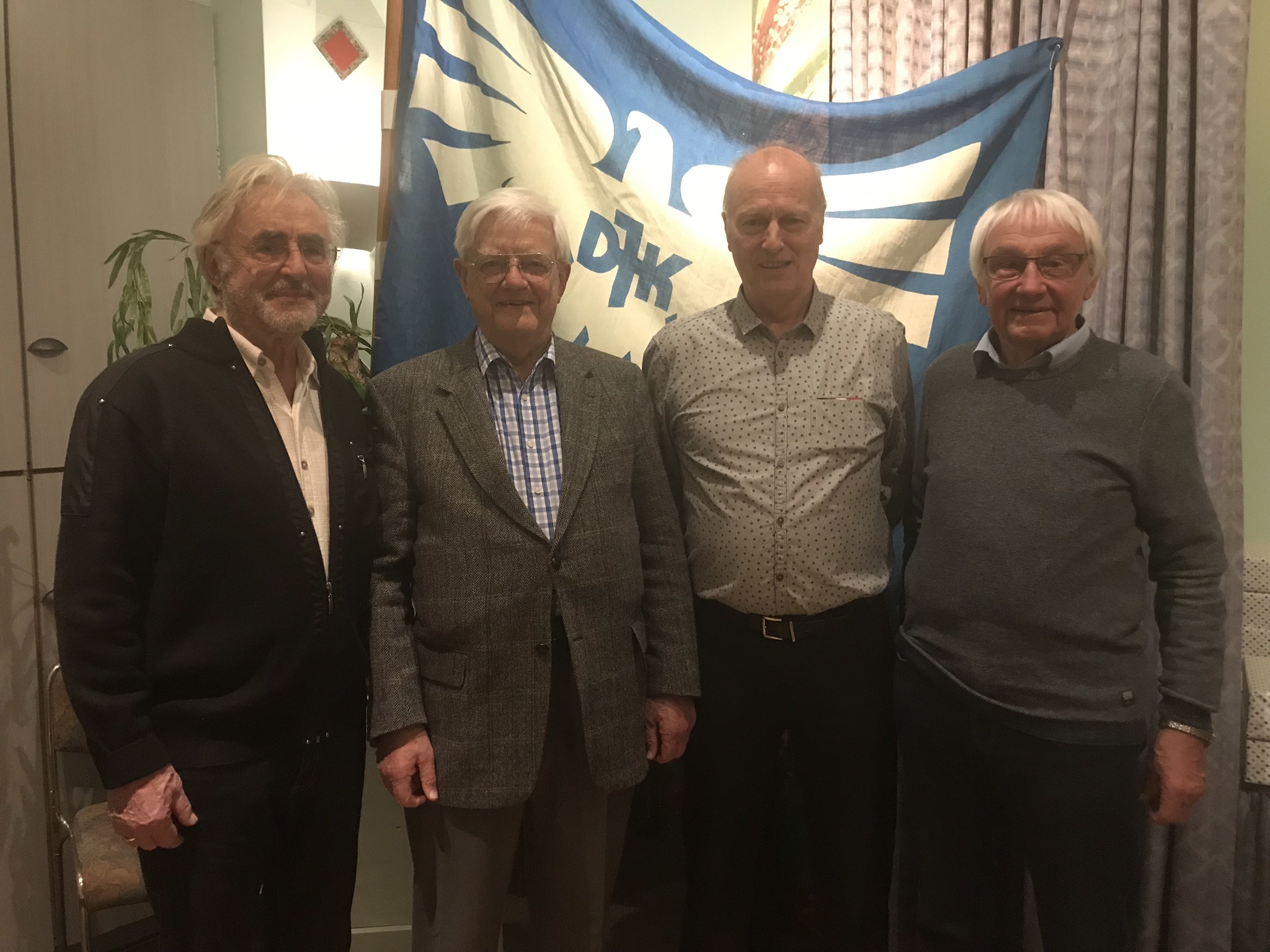 Der Vorsitzende der DJK Ewaldi, Friedhelm Althans (2. v.r.) mit den Mitgliedern aus der Wiederbegründungszeit des Vereins. v.l.: Manfred Cremers, Heinz-Lothar Bünnagel und Franz Schmitz.